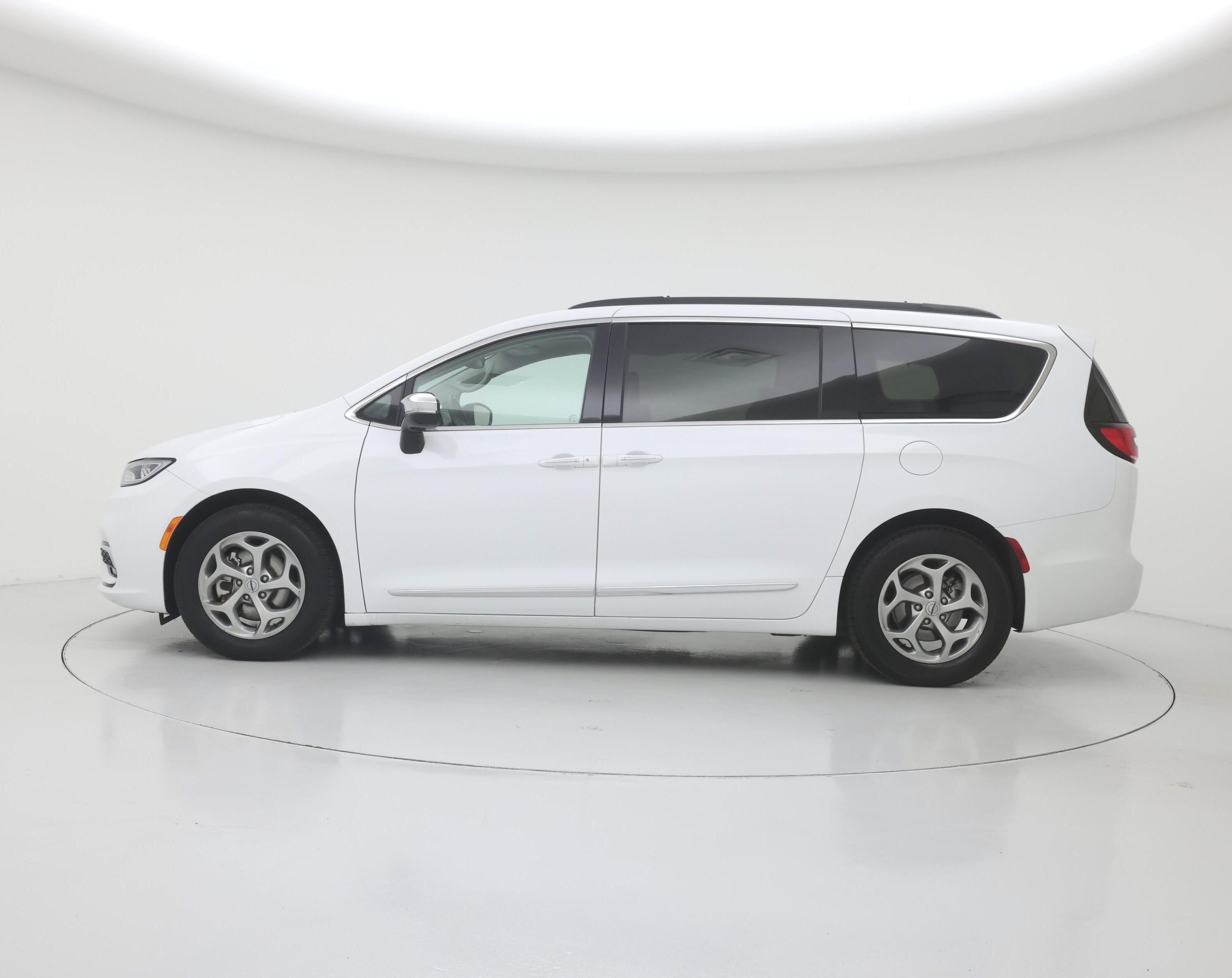 Thumbnail: 2023 Chrysler Pacifica - 3