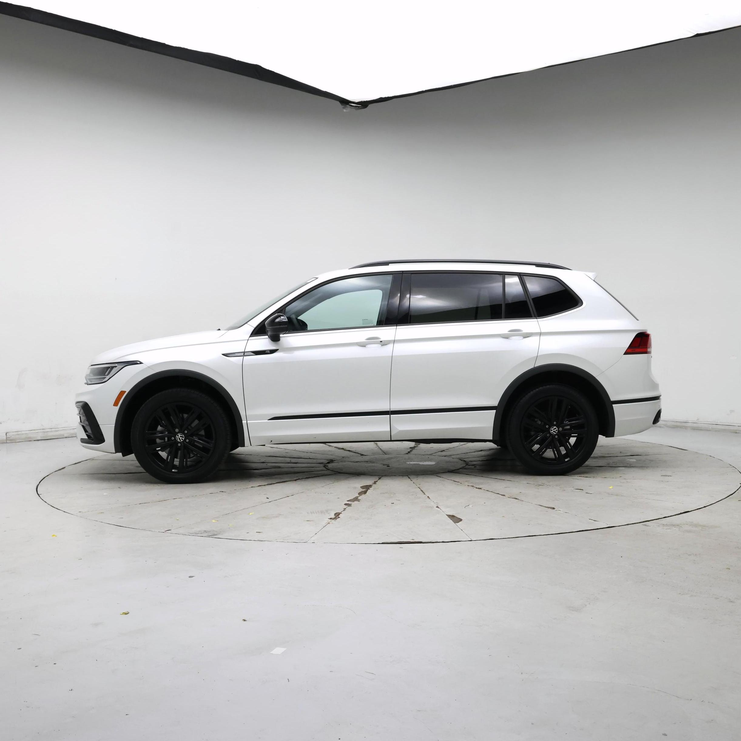 Thumbnail: 2022 Volkswagen Tiguan - 3