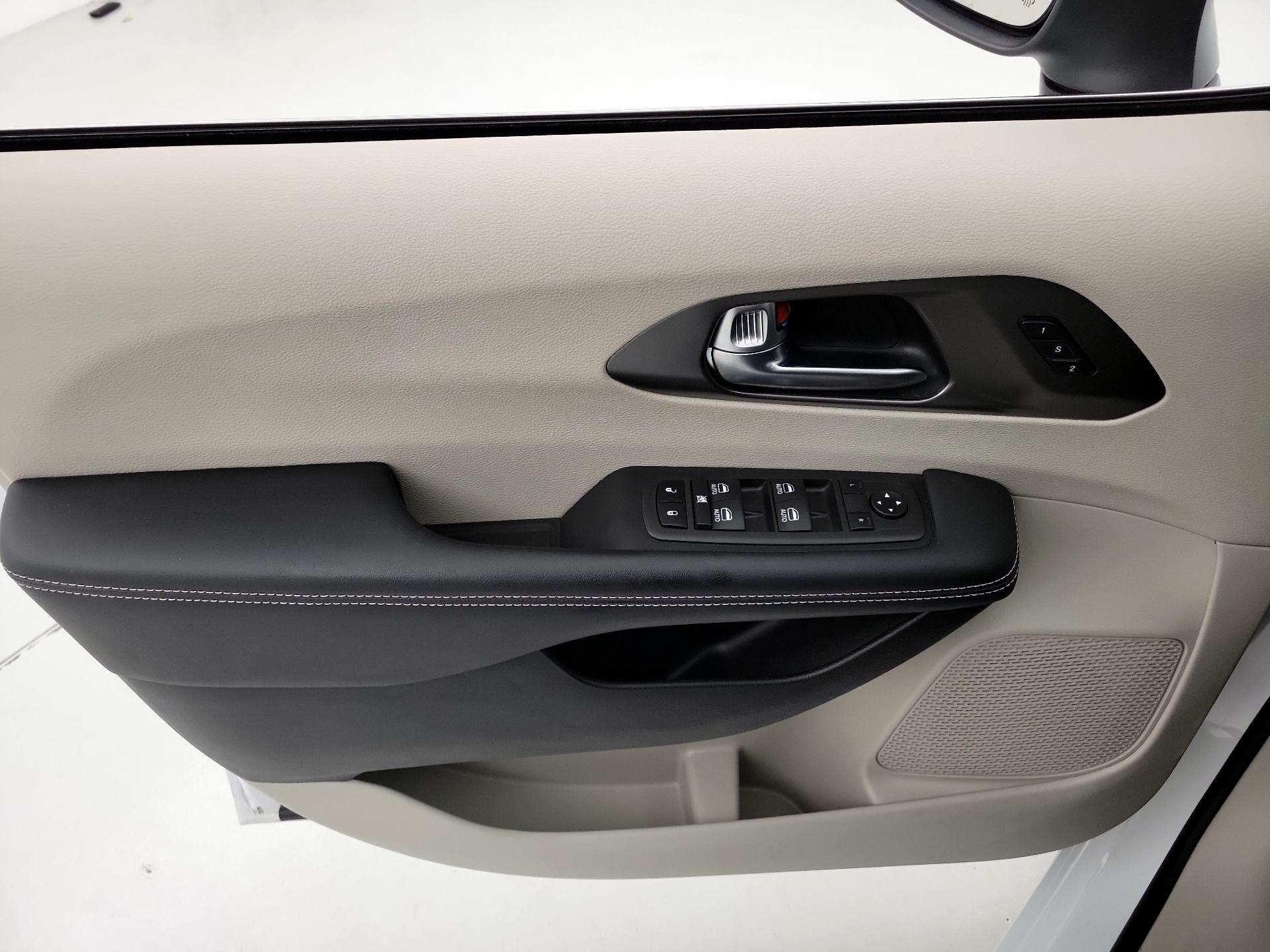 Thumbnail: 2023 Chrysler Pacifica - 12