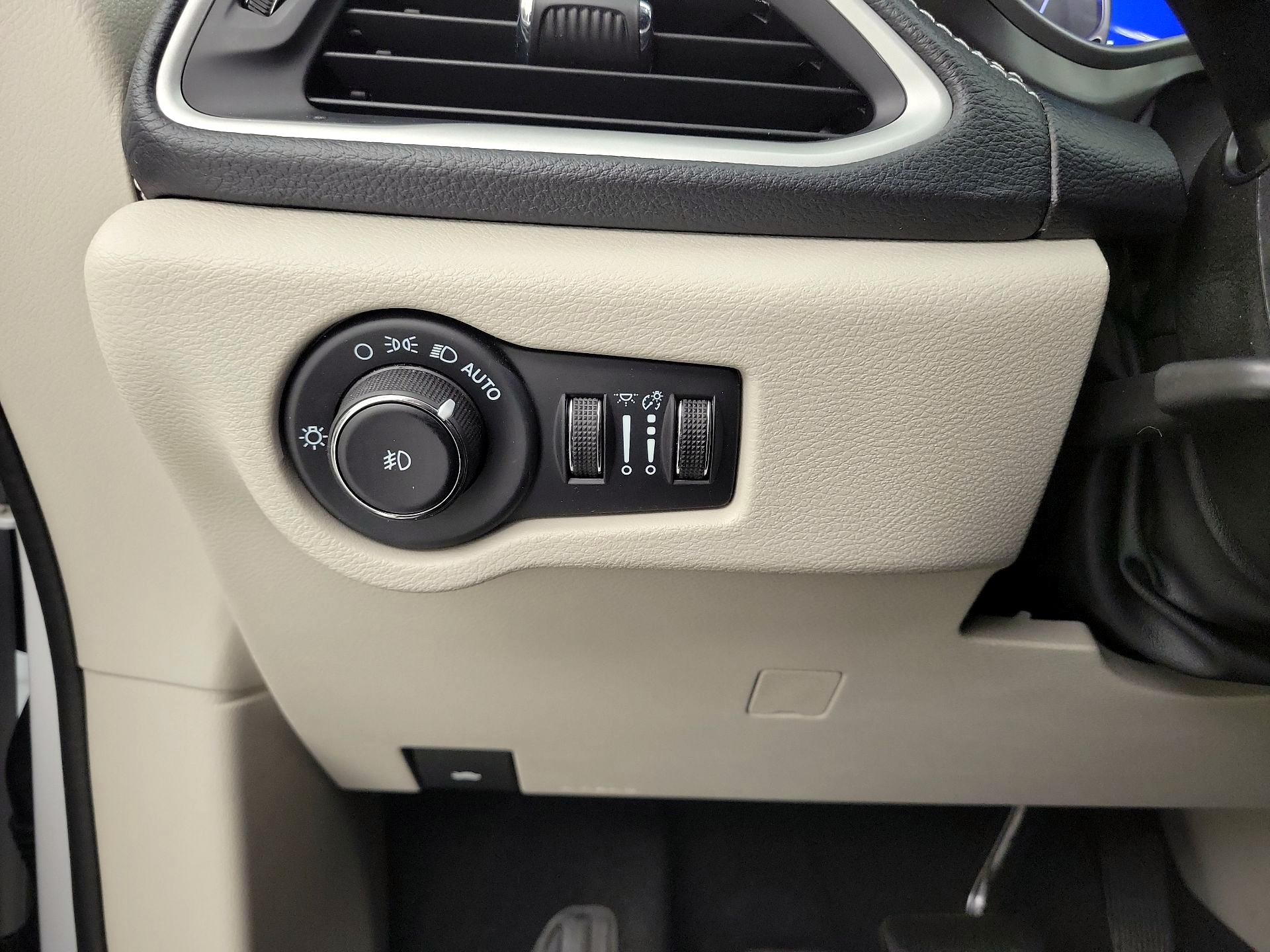 Thumbnail: 2023 Chrysler Pacifica - 13