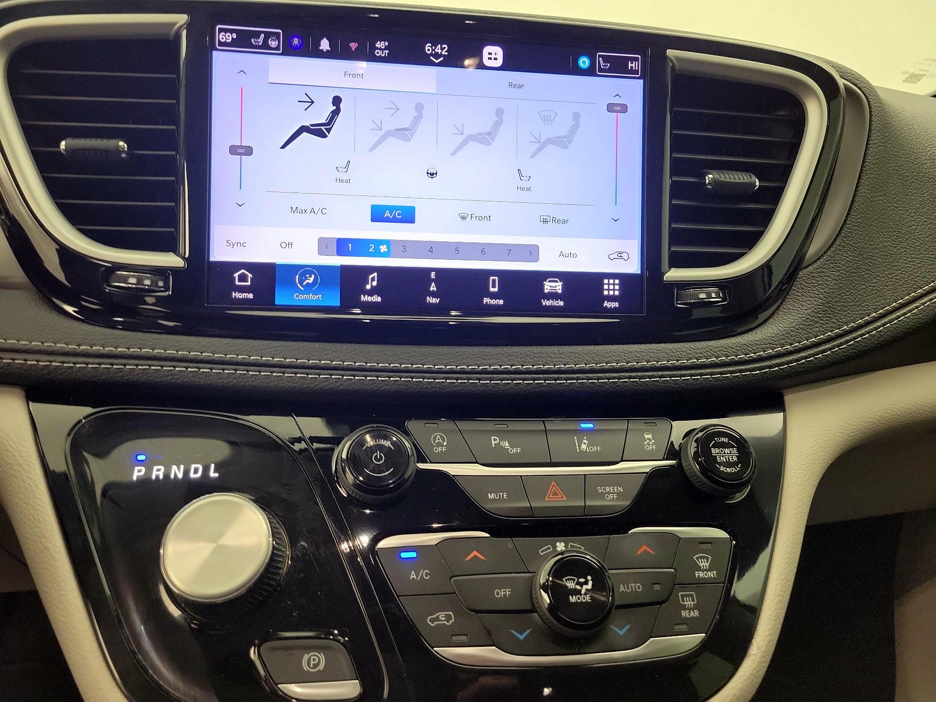 Thumbnail: 2023 Chrysler Pacifica - 17