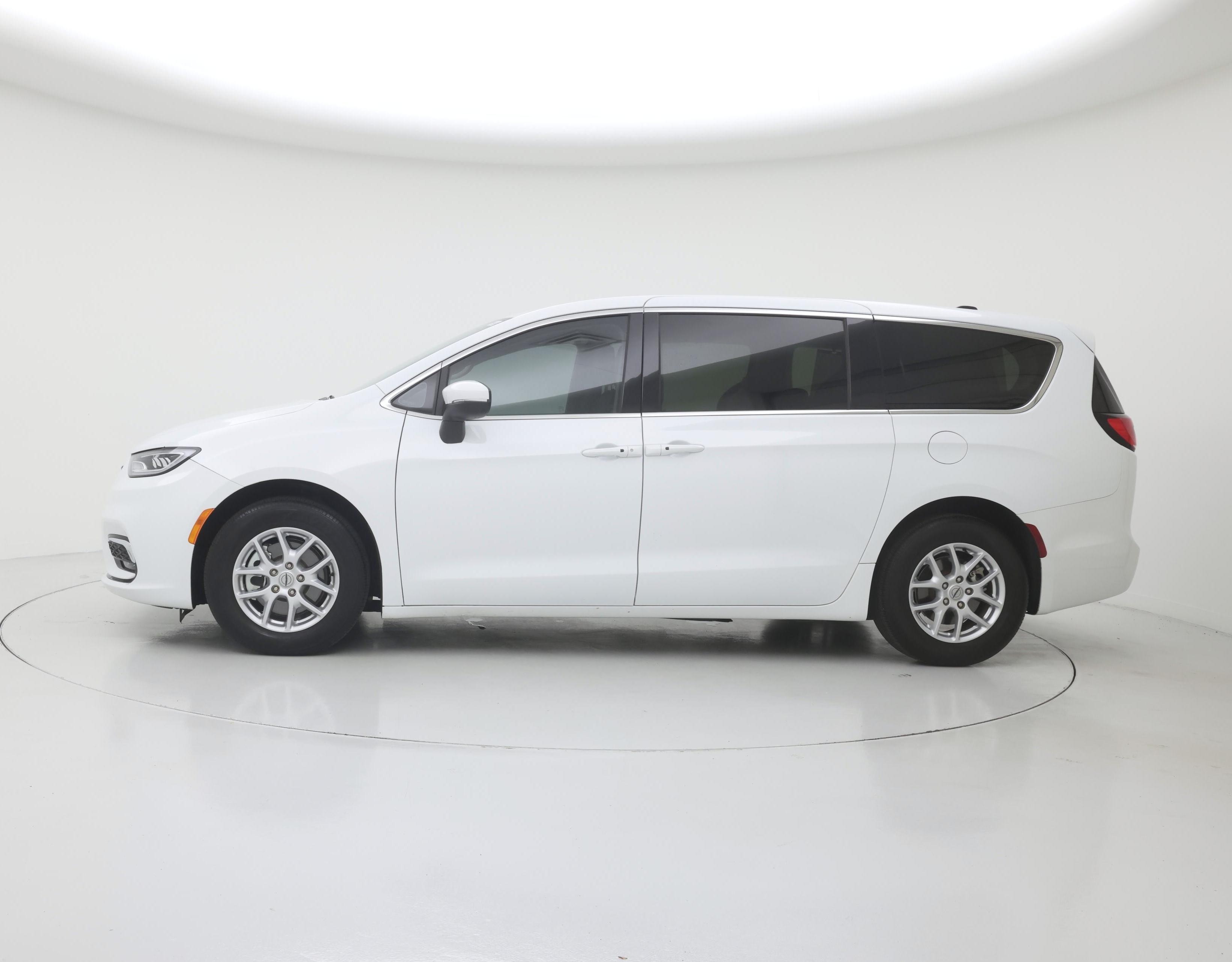 Thumbnail: 2023 Chrysler Pacifica - 3