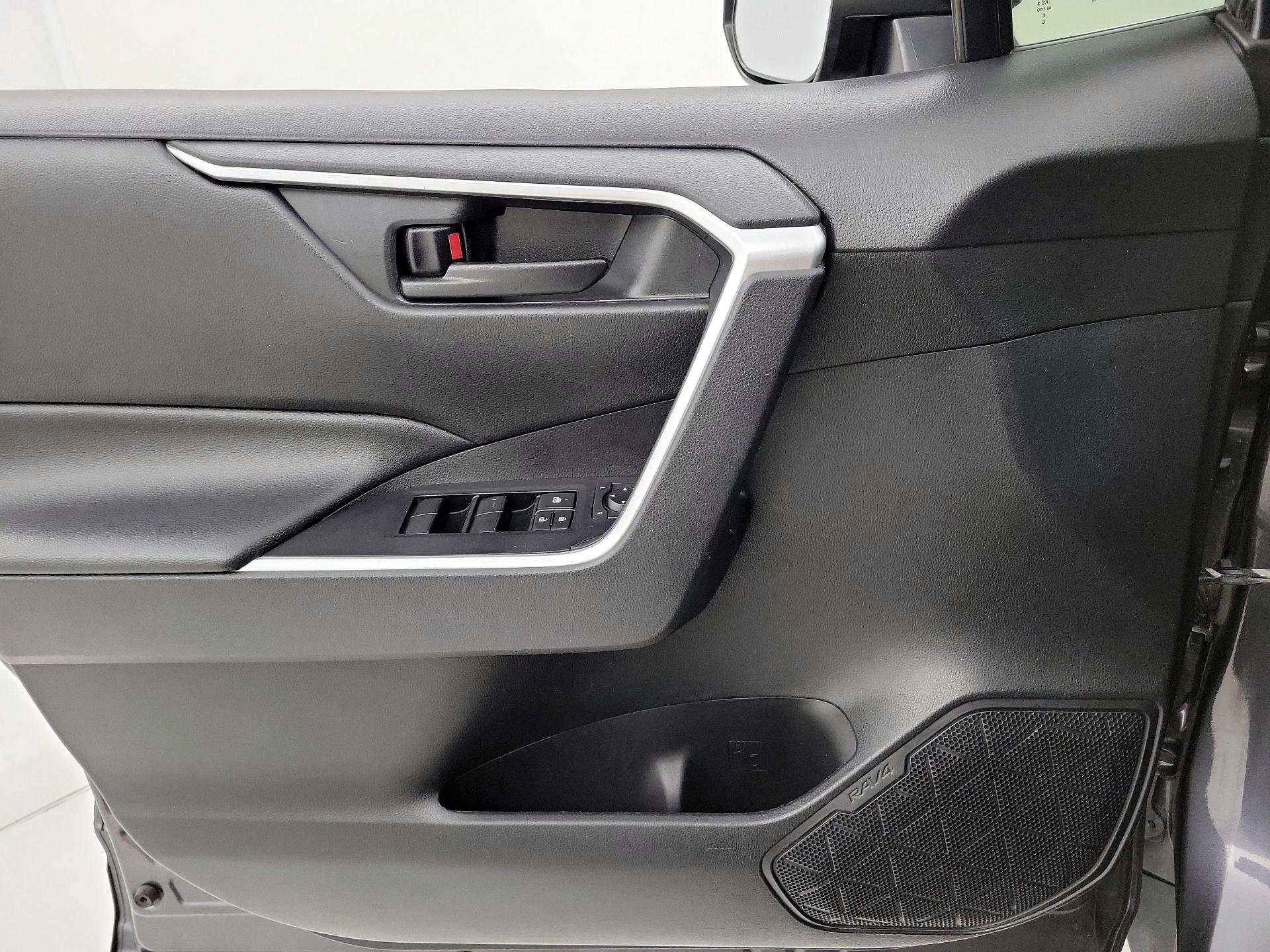 Thumbnail: 2020 Toyota RAV4 - 12