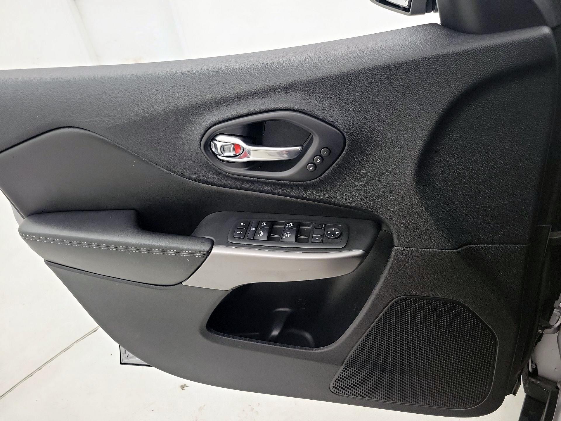 Thumbnail: 2019 Jeep Cherokee - 12