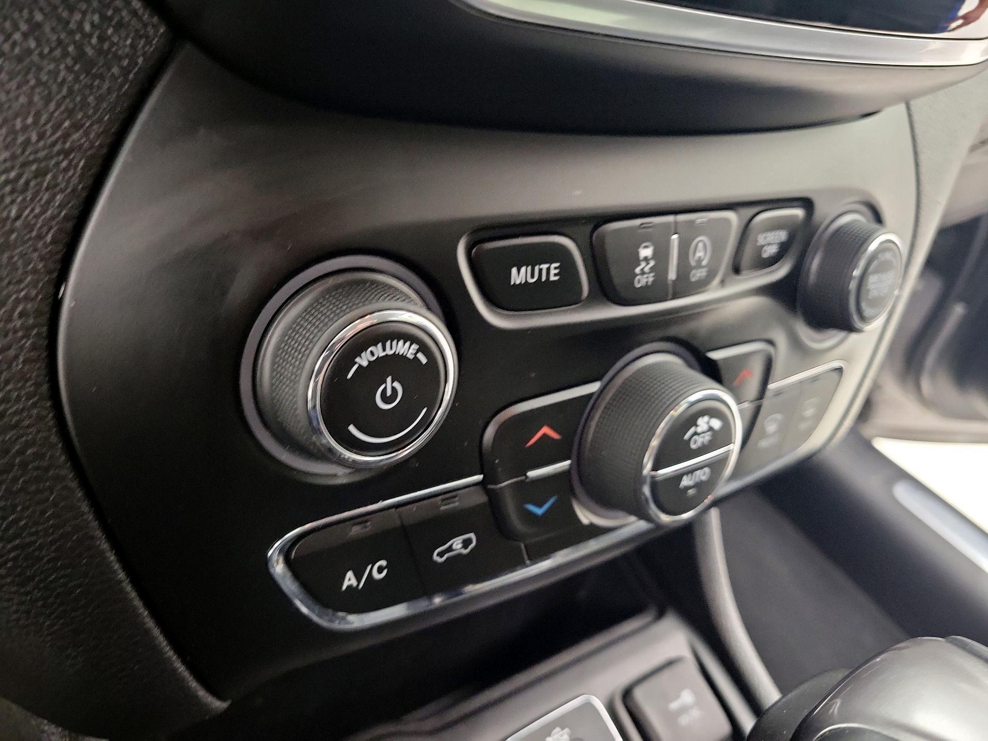 Thumbnail: 2019 Jeep Cherokee - 17