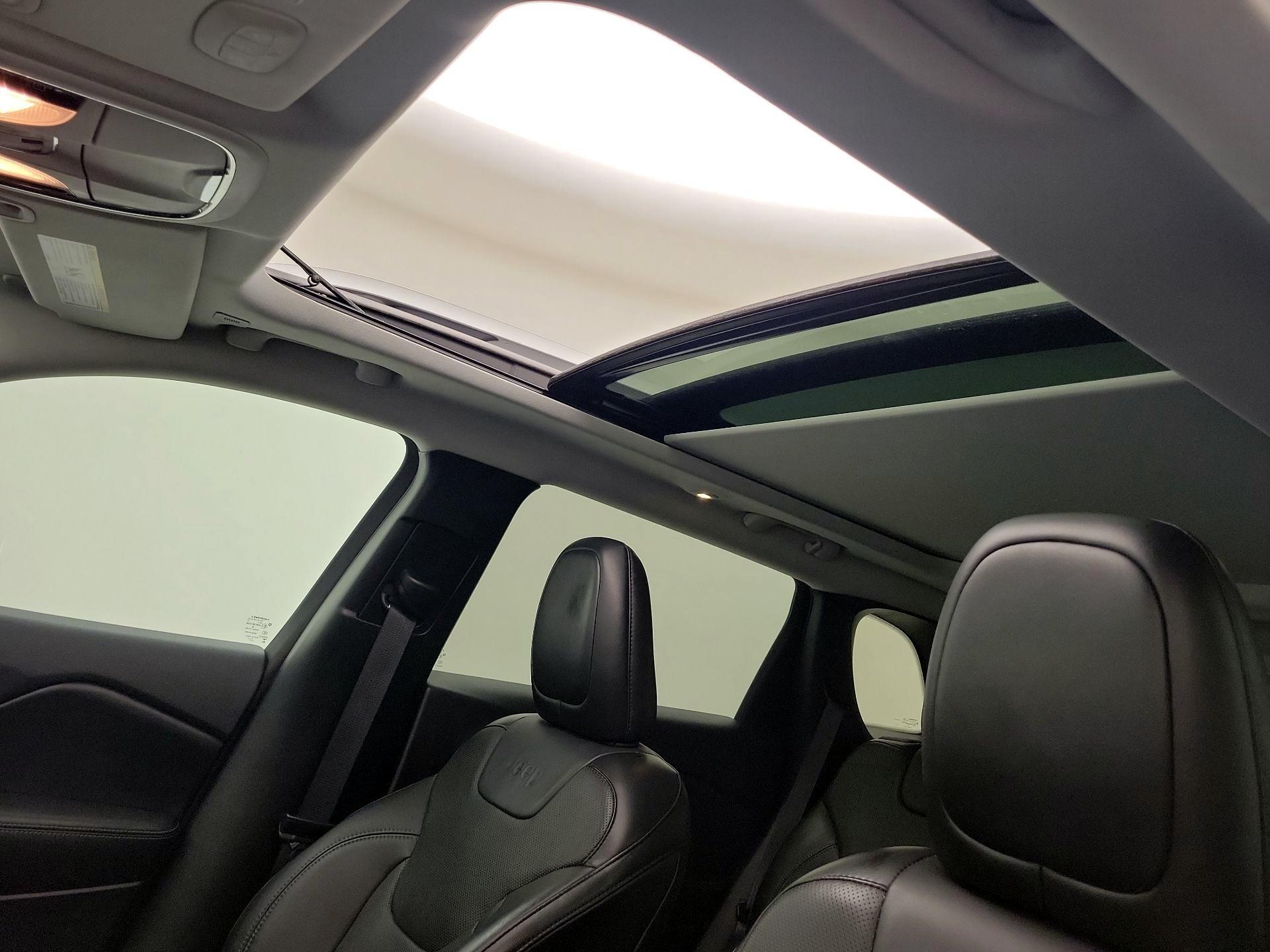 Thumbnail: 2019 Jeep Cherokee - 20