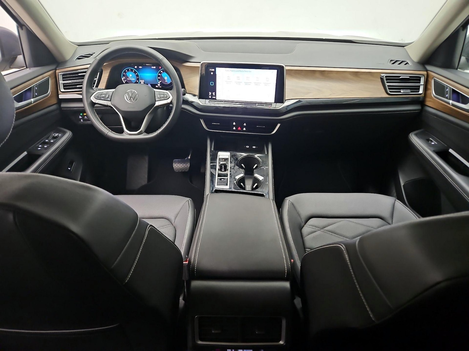 2025 Volkswagen Atlas SE w/Tech - Photo 10