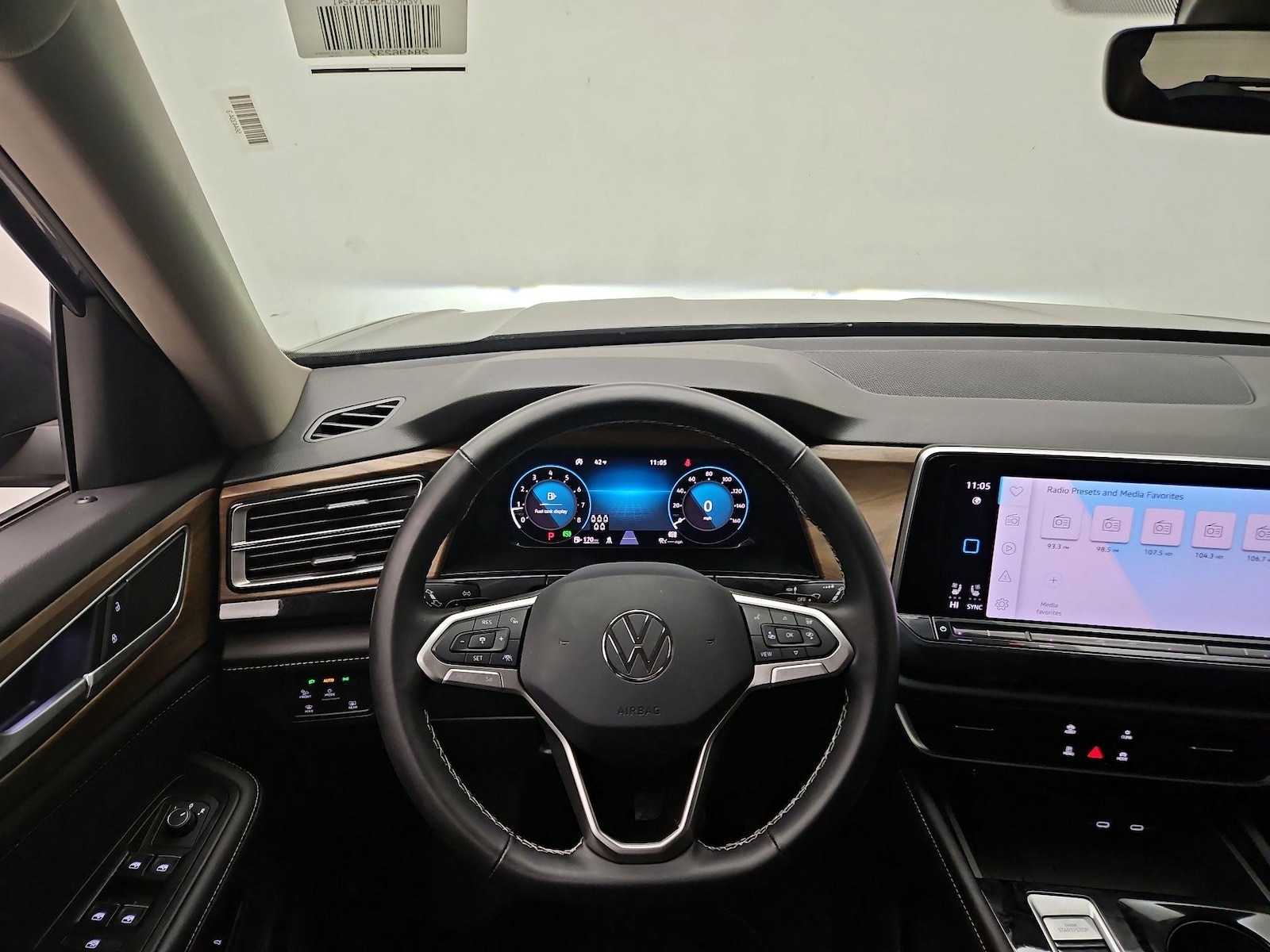 2025 Volkswagen Atlas SE w/Tech - Photo 11