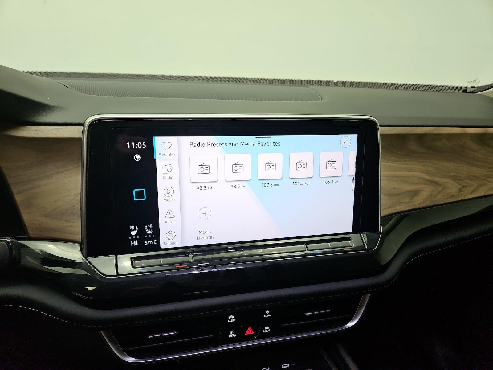 2025 Volkswagen Atlas SE w/Tech - Photo 16