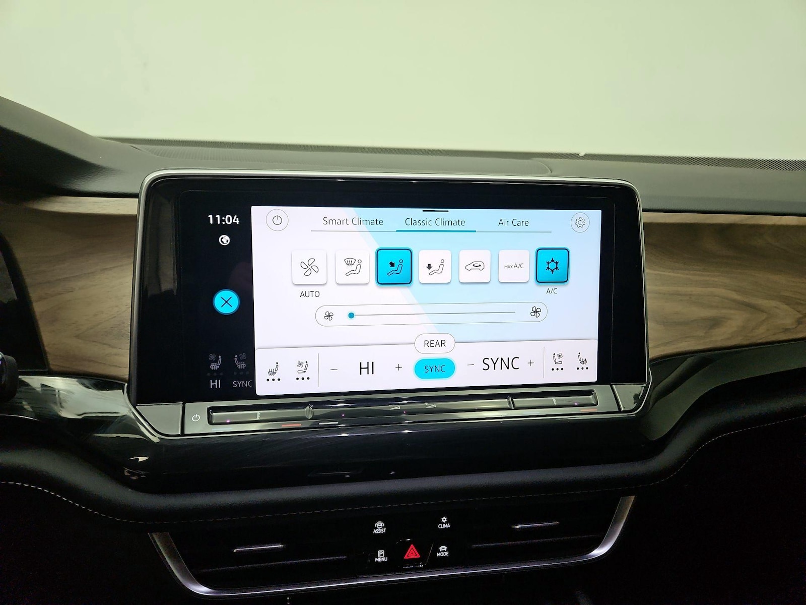 2025 Volkswagen Atlas SE w/Tech - Photo 17