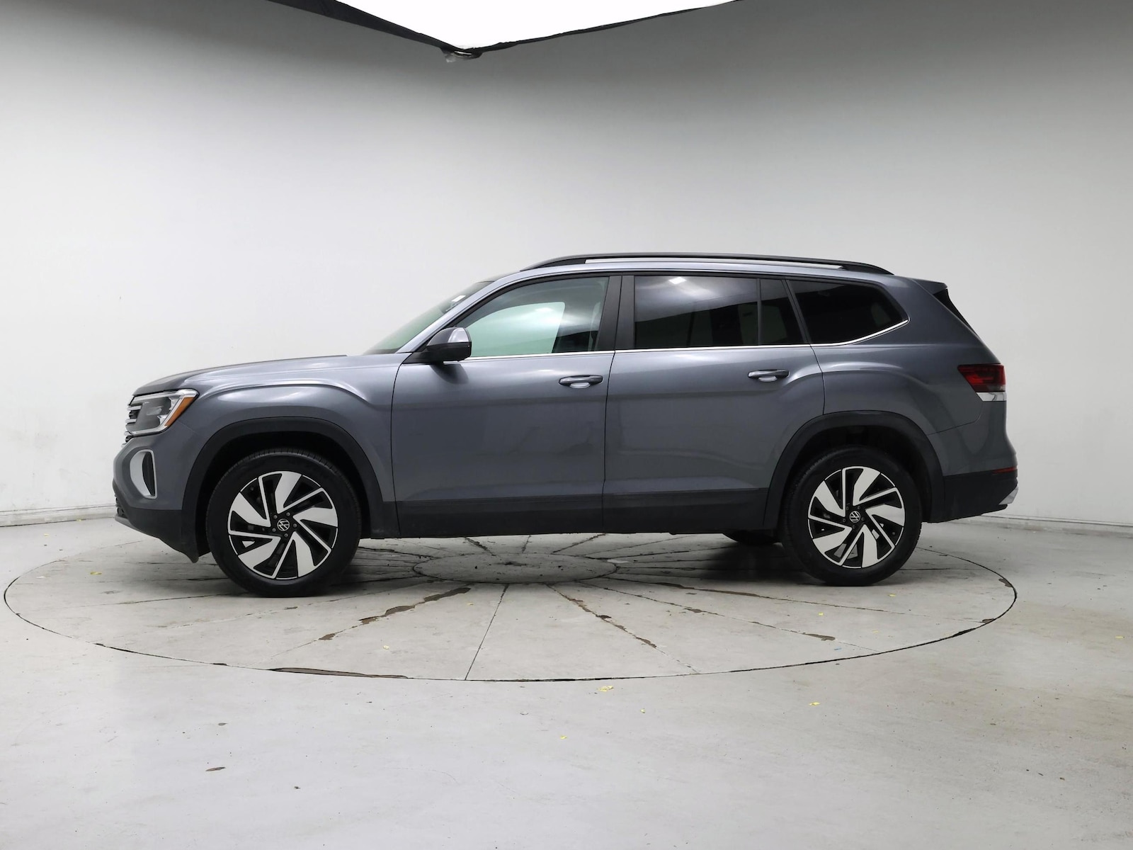 2025 Volkswagen Atlas SE w/Tech - Photo 4