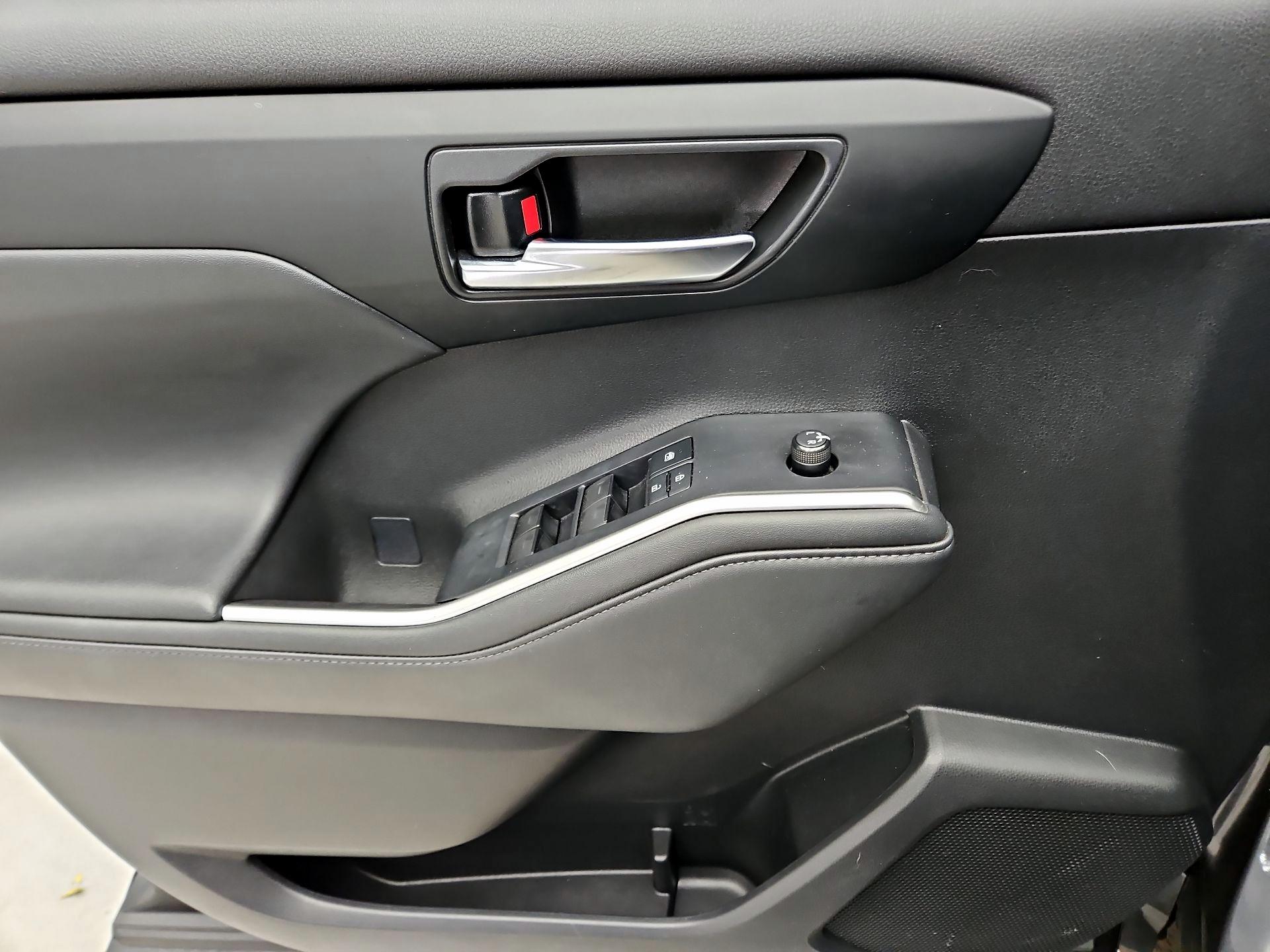 Thumbnail: 2022 Toyota Highlander - 12