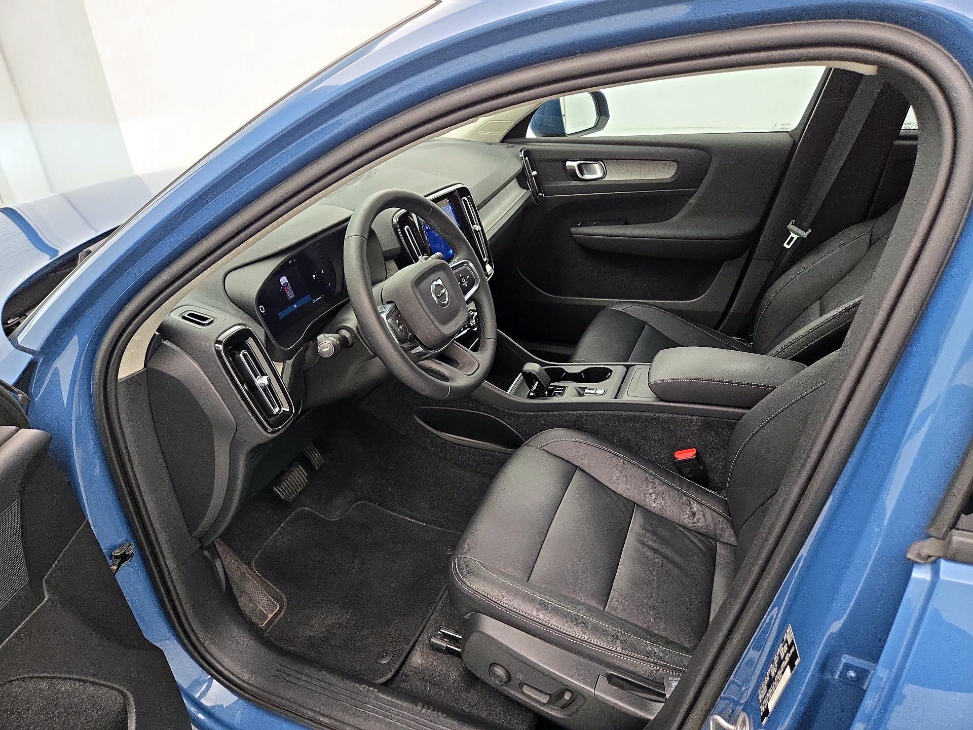 Thumbnail: 2023 Volvo XC40 - 11