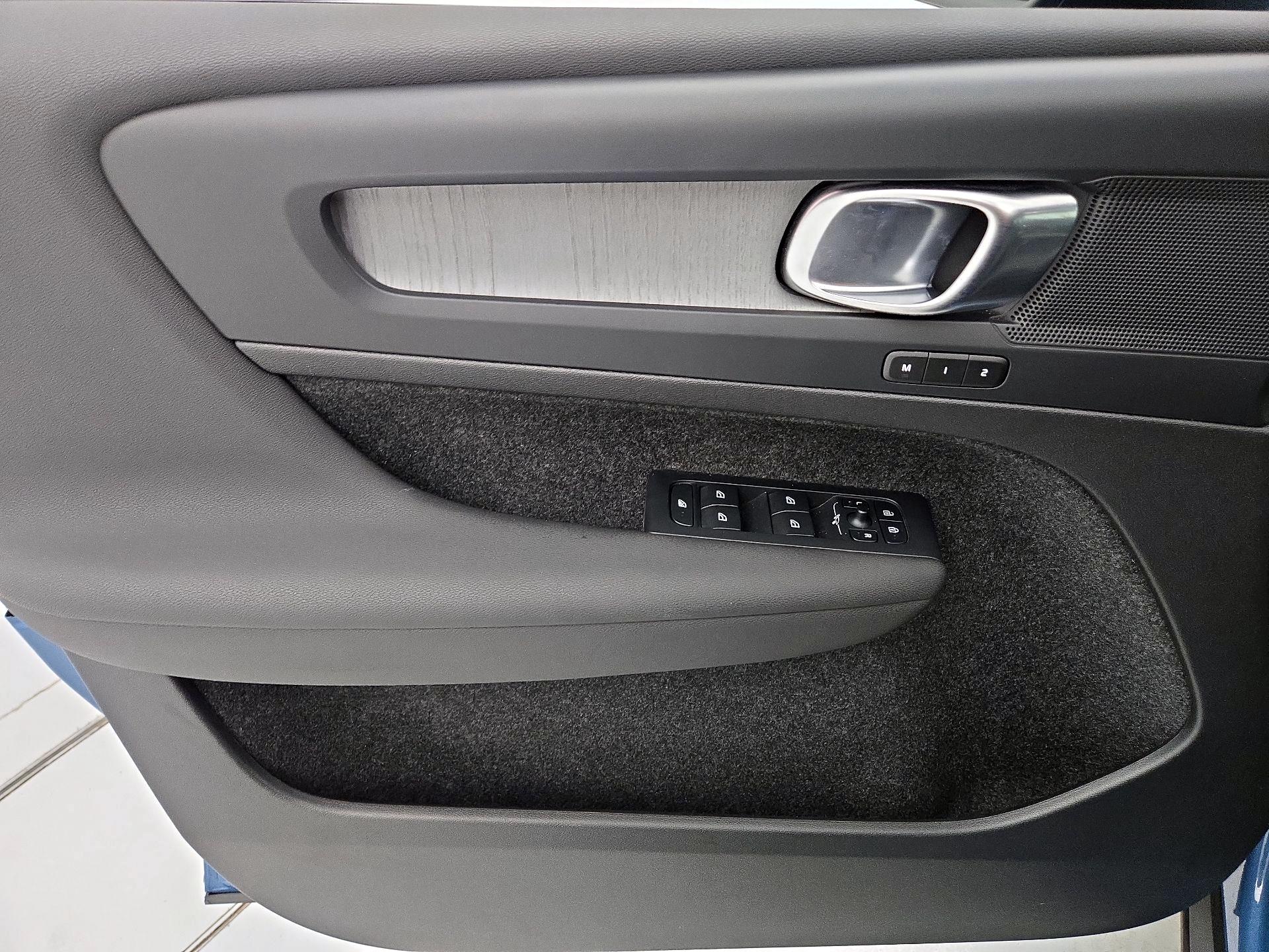 Thumbnail: 2023 Volvo XC40 - 12