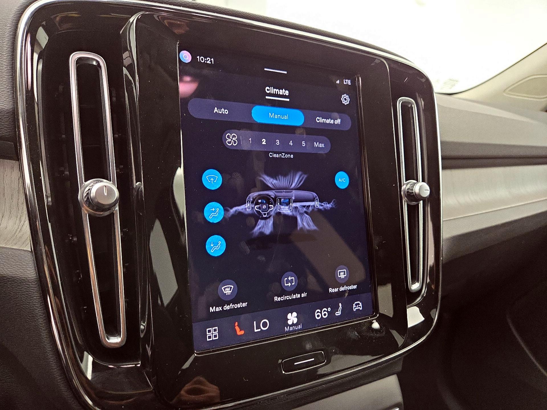 Thumbnail: 2023 Volvo XC40 - 16