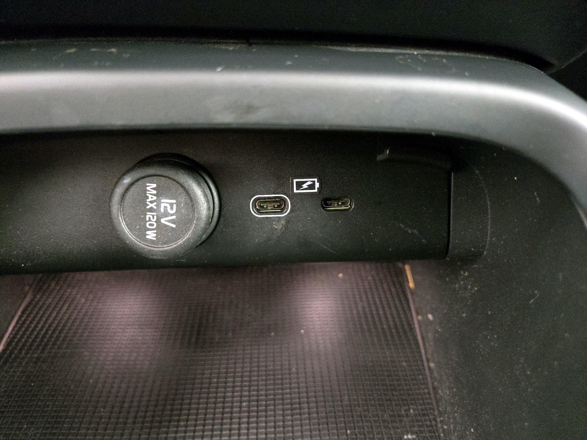 Thumbnail: 2023 Volvo XC40 - 18