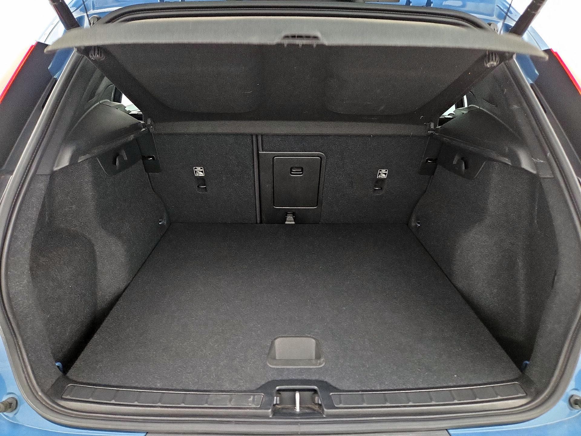 Thumbnail: 2023 Volvo XC40 - 20