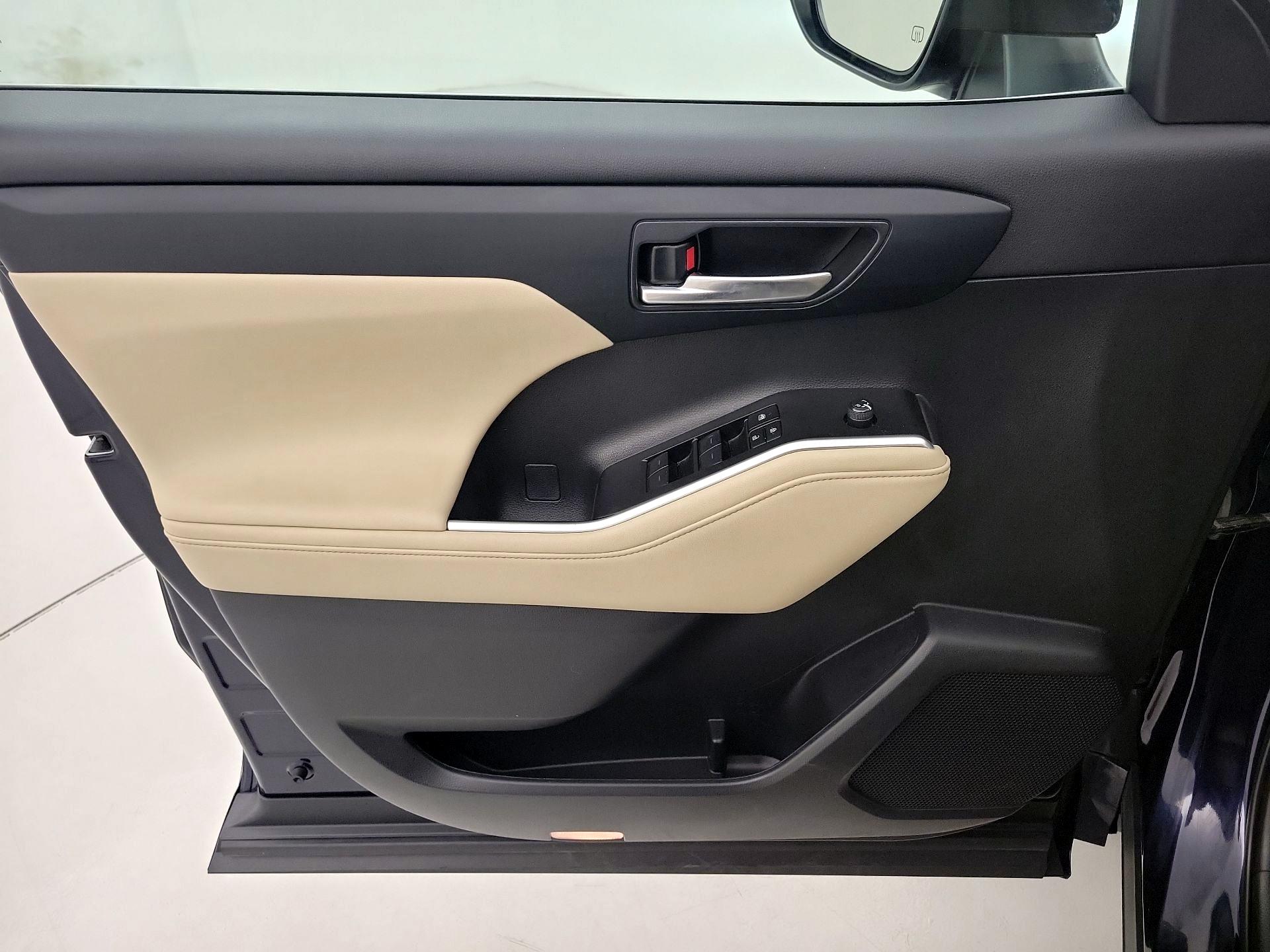 Thumbnail: 2023 Toyota Highlander - 12