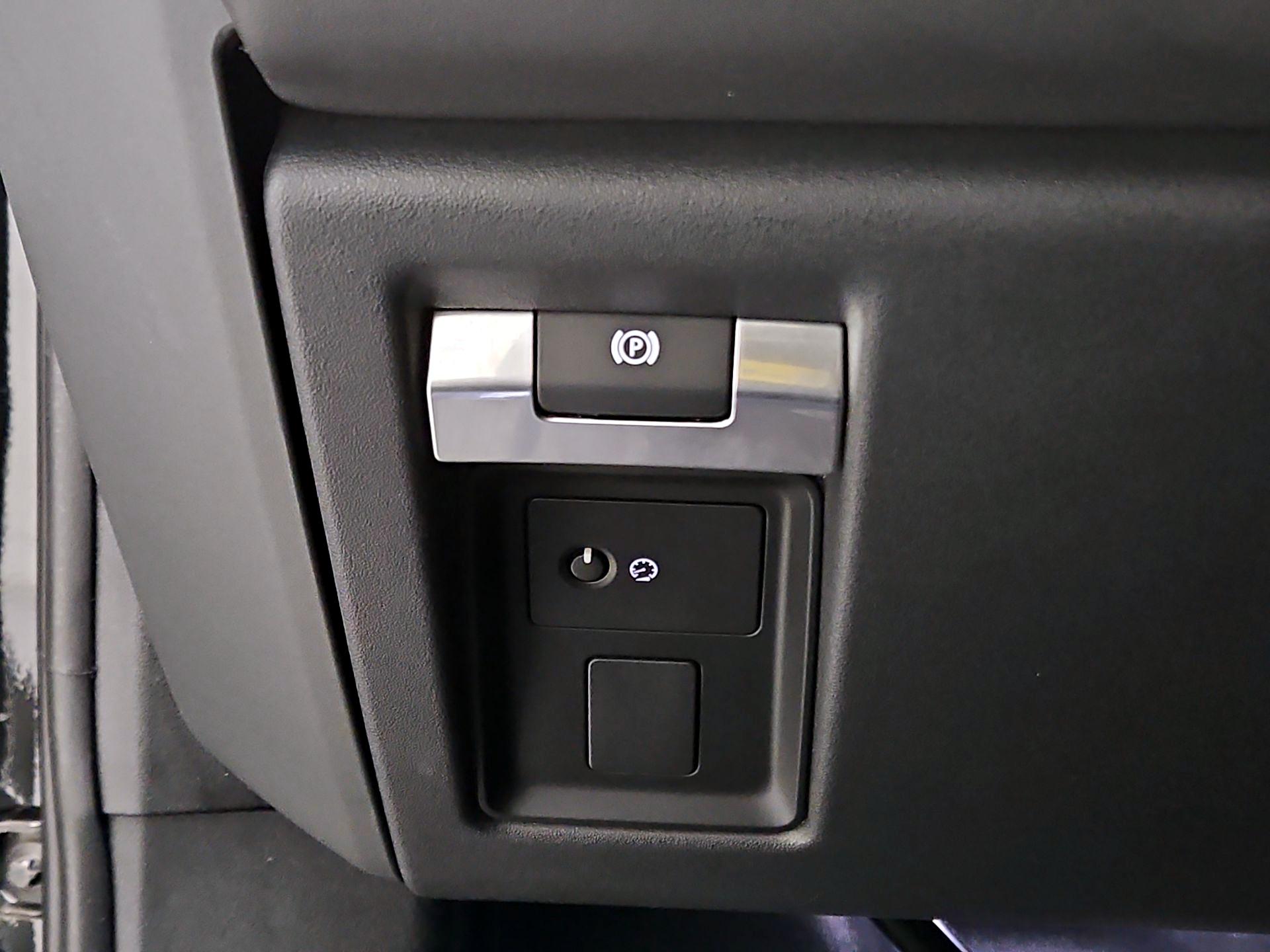 Thumbnail: 2021 Land Rover Defender - 11