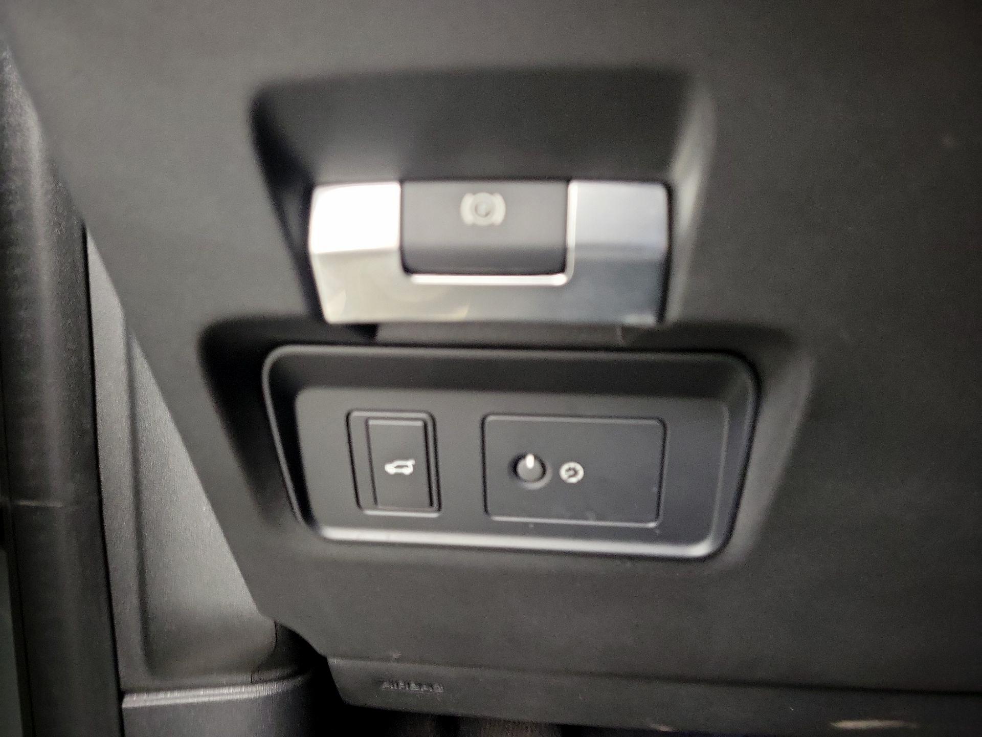 Thumbnail: 2023 Land Rover Discovery Sport - 13