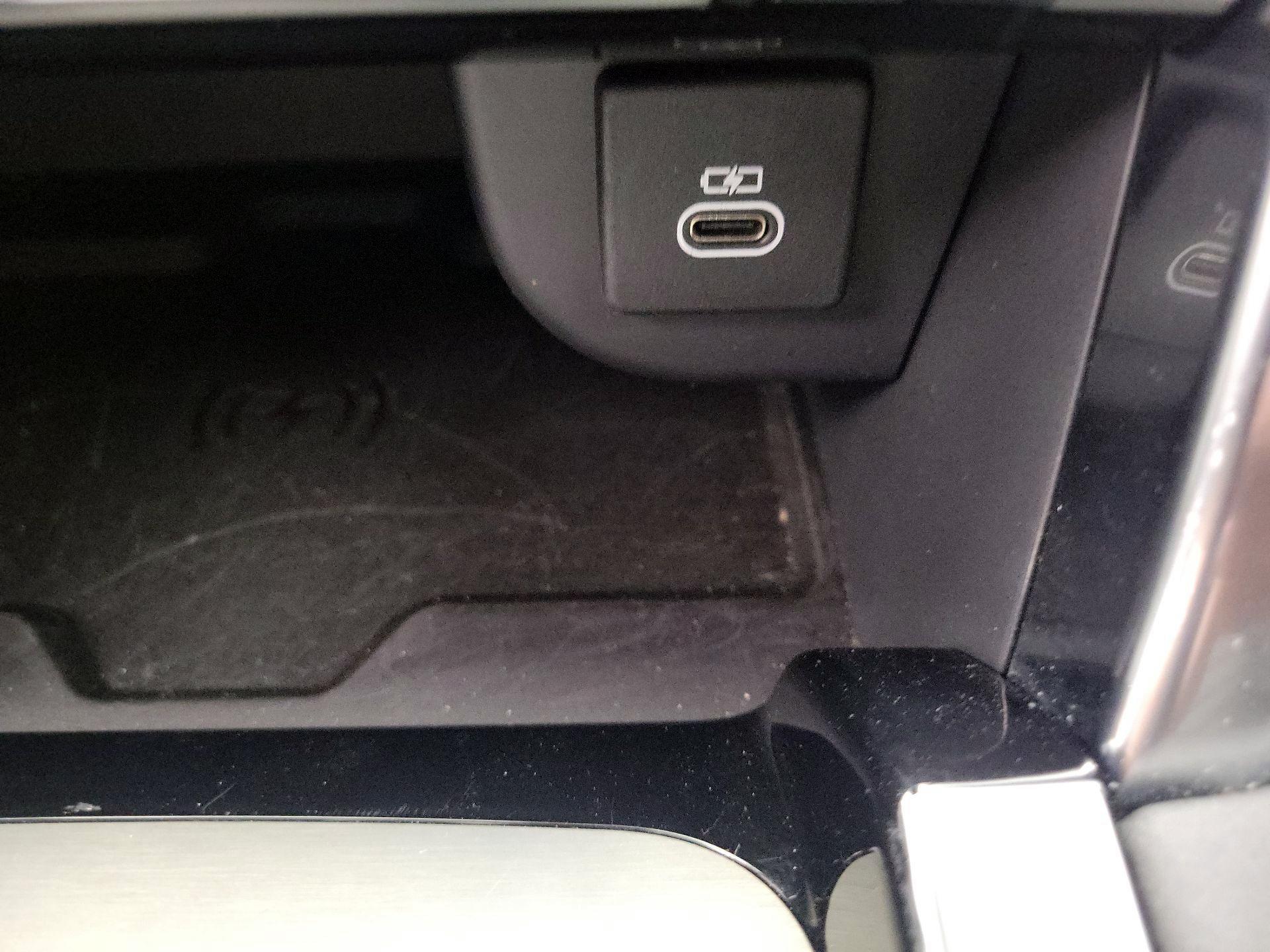 Thumbnail: 2023 Land Rover Discovery Sport - 19