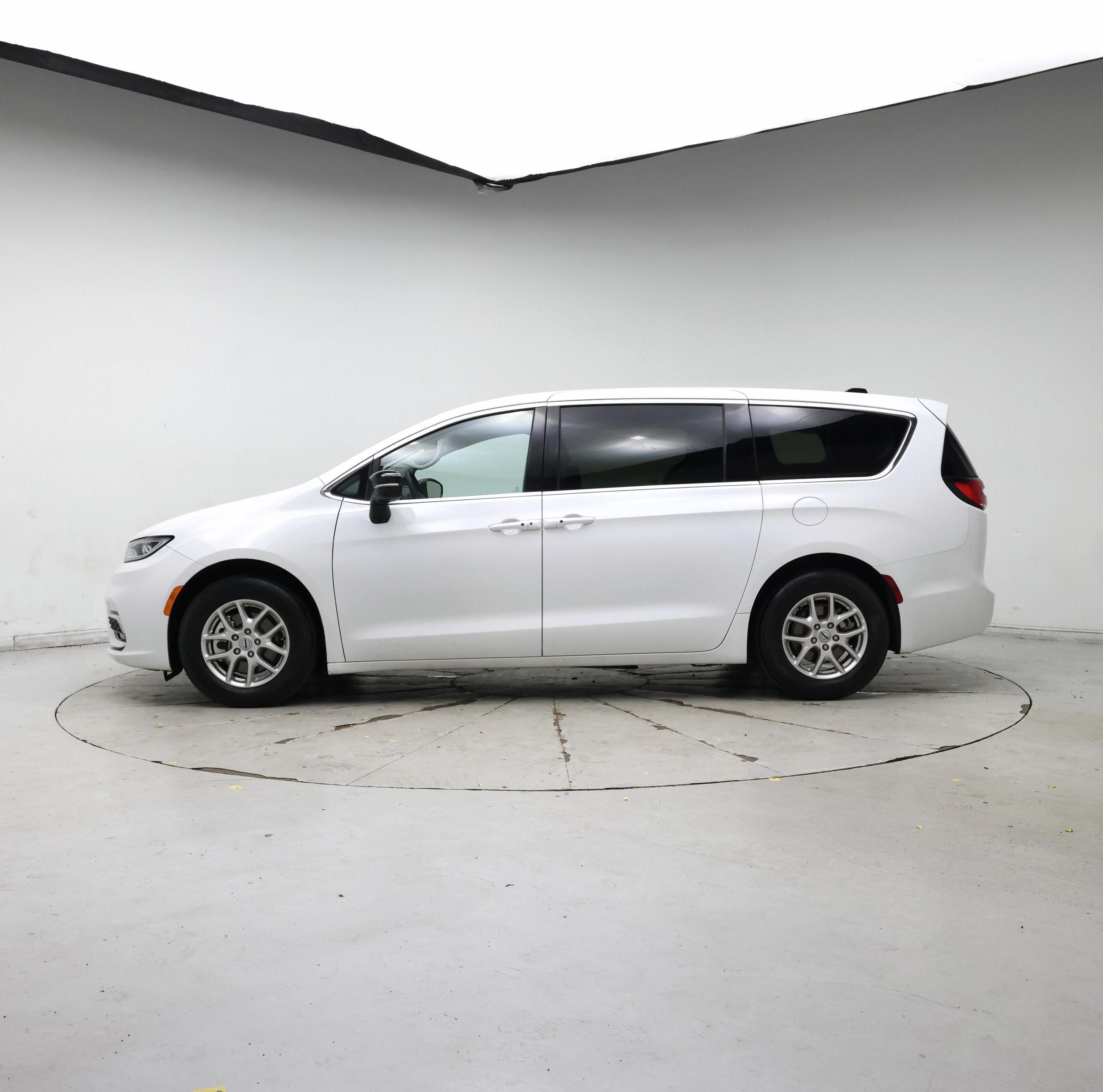 Thumbnail: 2024 Chrysler Pacifica - 3