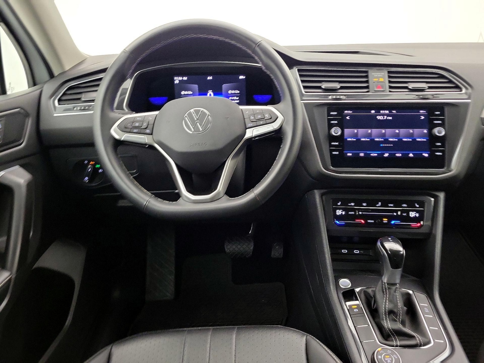 2022 Volkswagen Tiguan SE - Photo 11