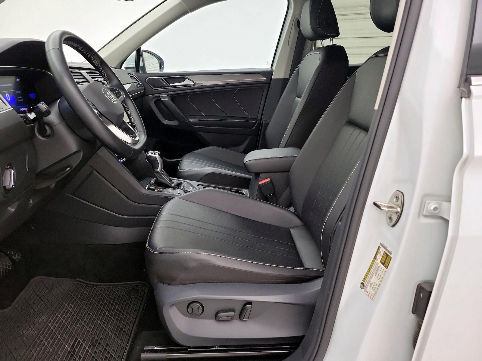 2022 Volkswagen Tiguan SE - Photo 12