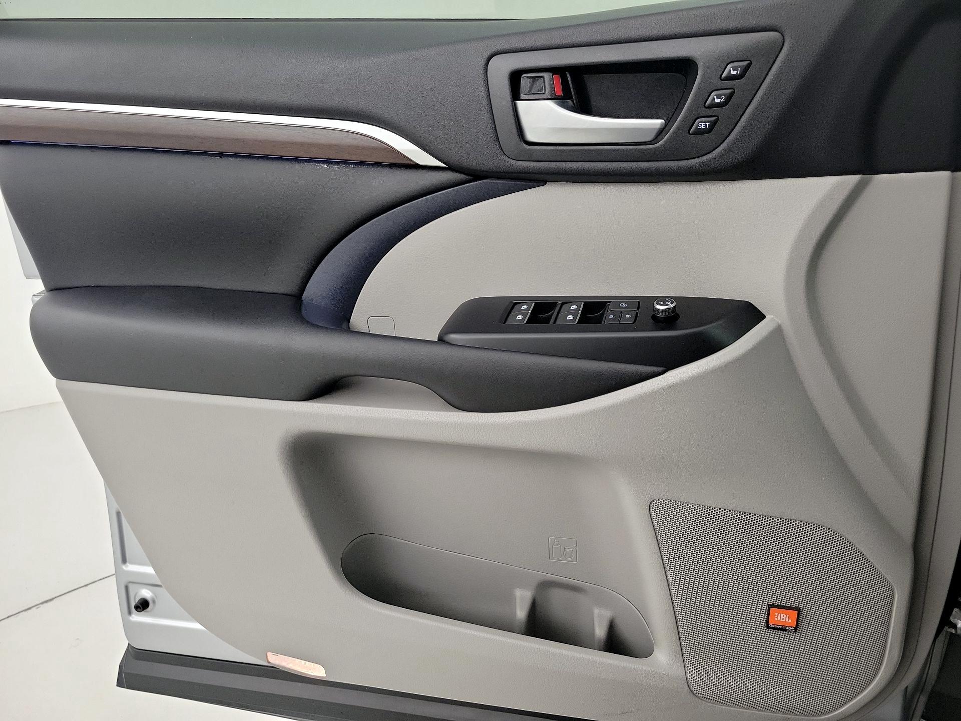 Thumbnail: 2016 Toyota Highlander - 12