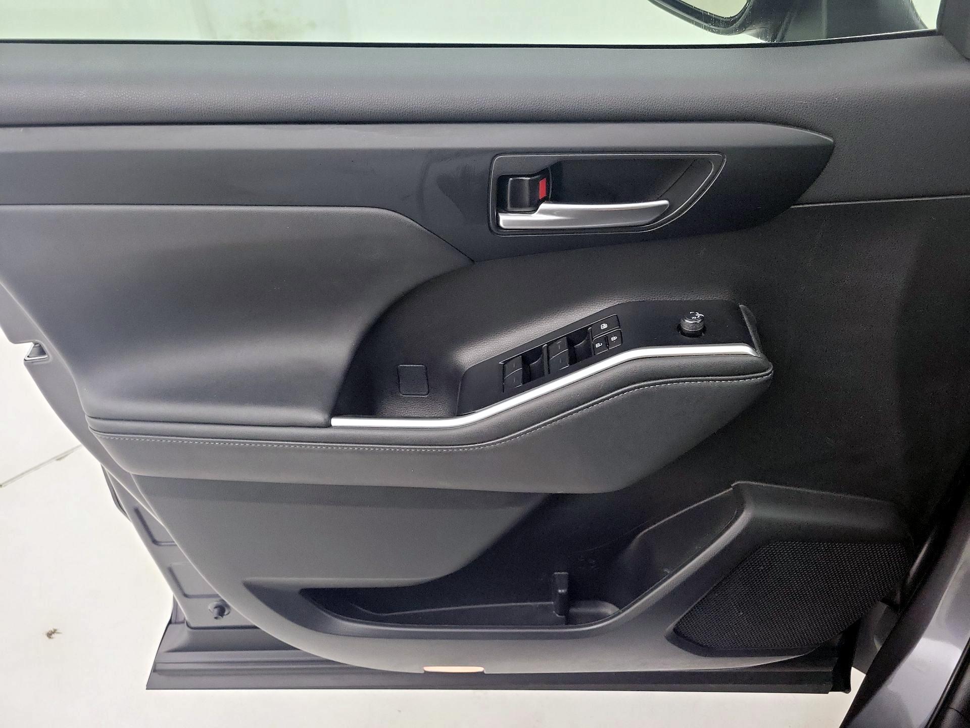 Thumbnail: 2023 Toyota Highlander - 10