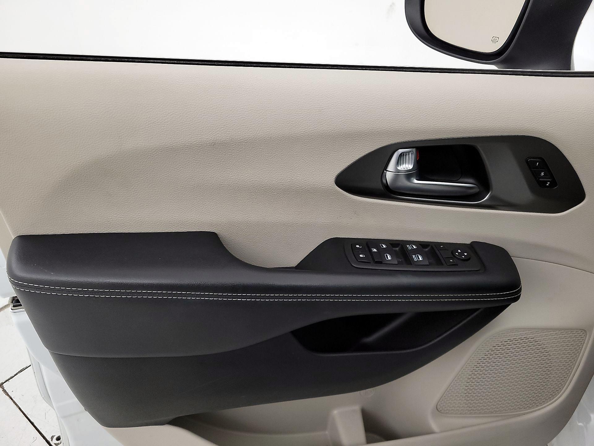 Thumbnail: 2023 Chrysler Pacifica - 12