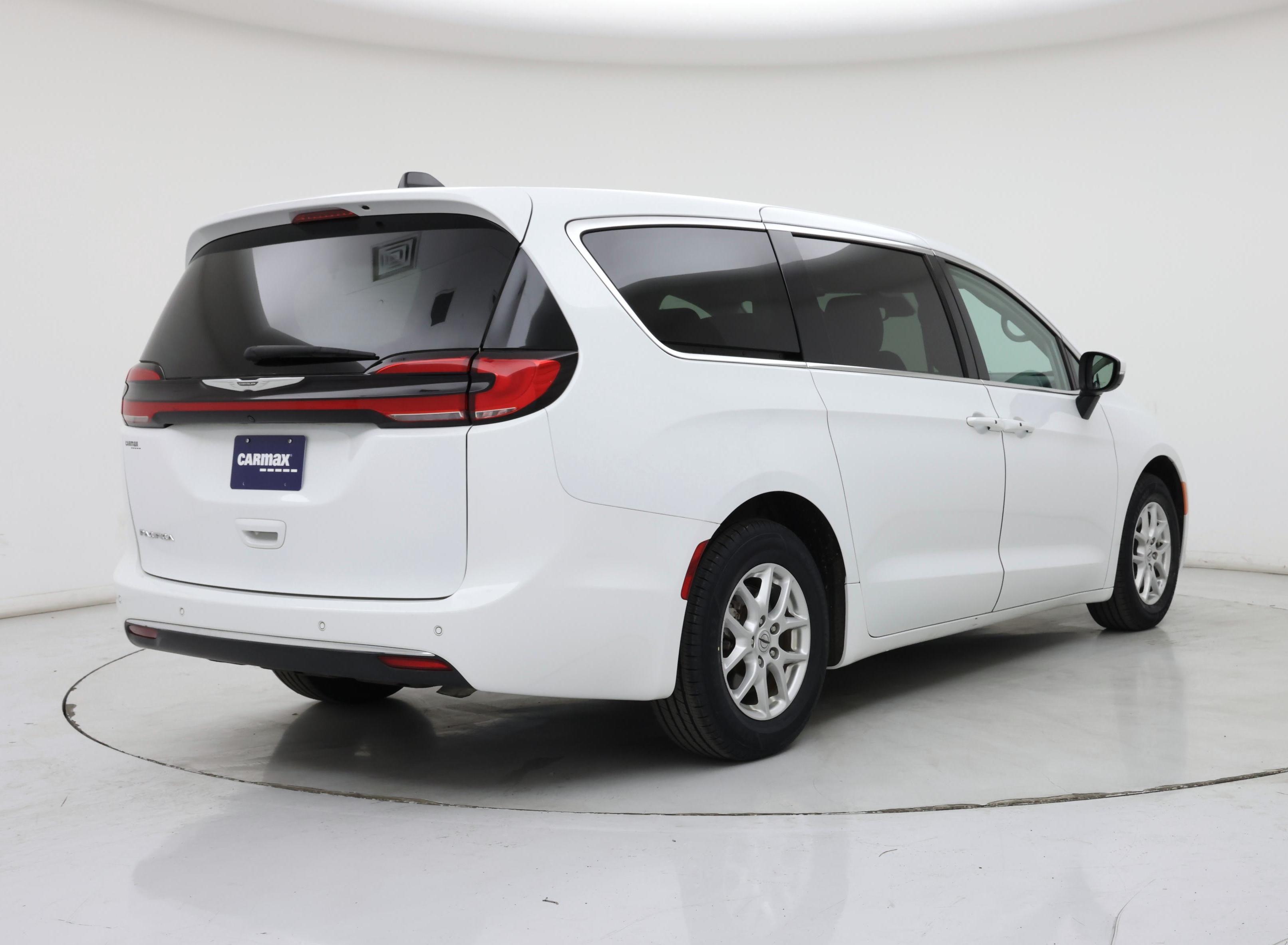 Thumbnail: 2023 Chrysler Pacifica - 8