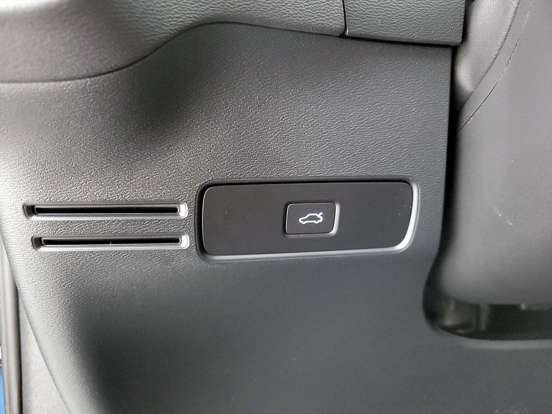 Thumbnail: 2024 Volvo XC40 - 13