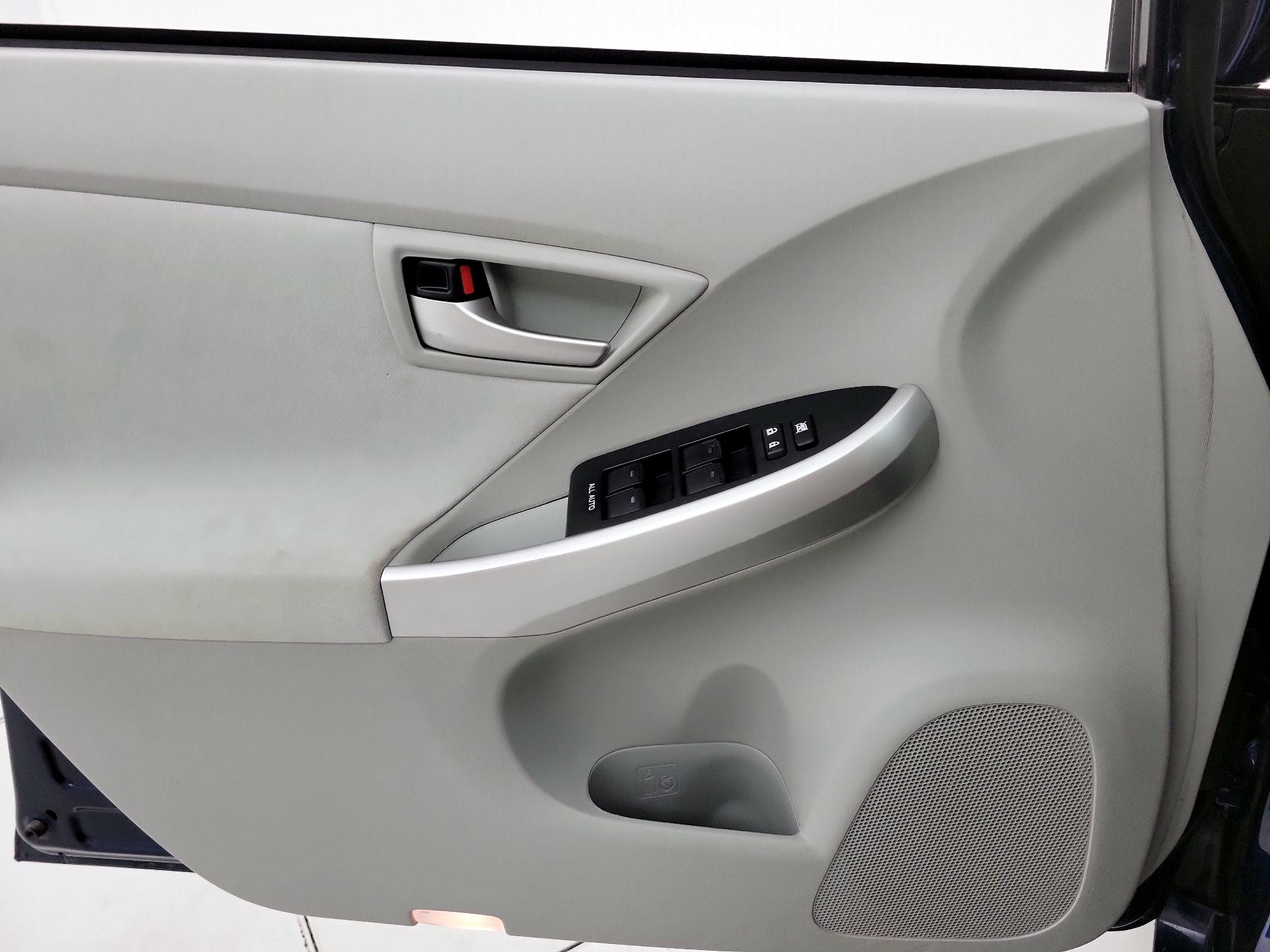 Thumbnail: 2015 Toyota Prius - 12