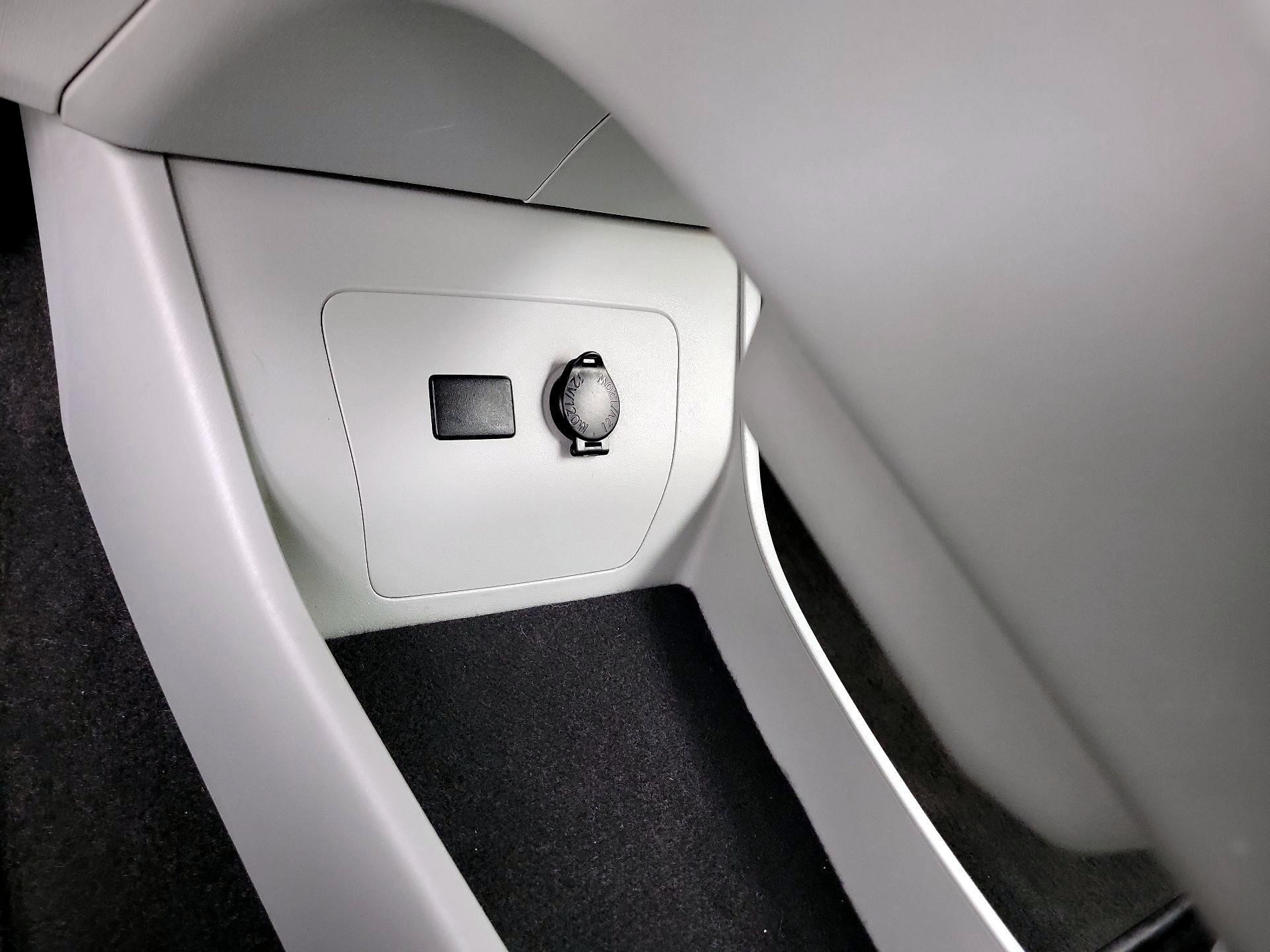 Thumbnail: 2015 Toyota Prius - 18