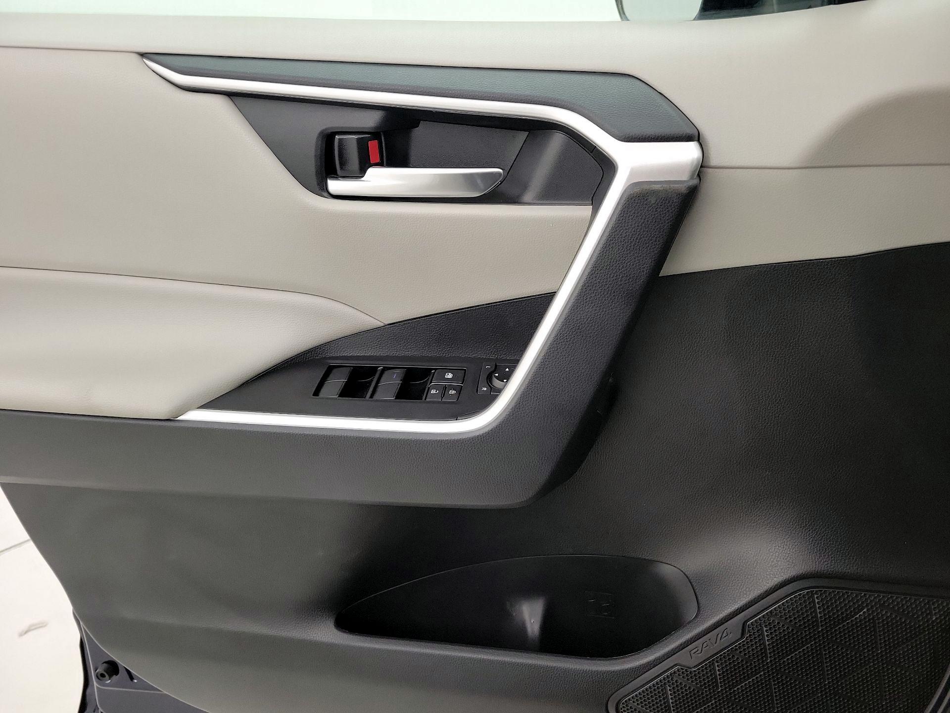 Thumbnail: 2021 Toyota RAV4 - 12