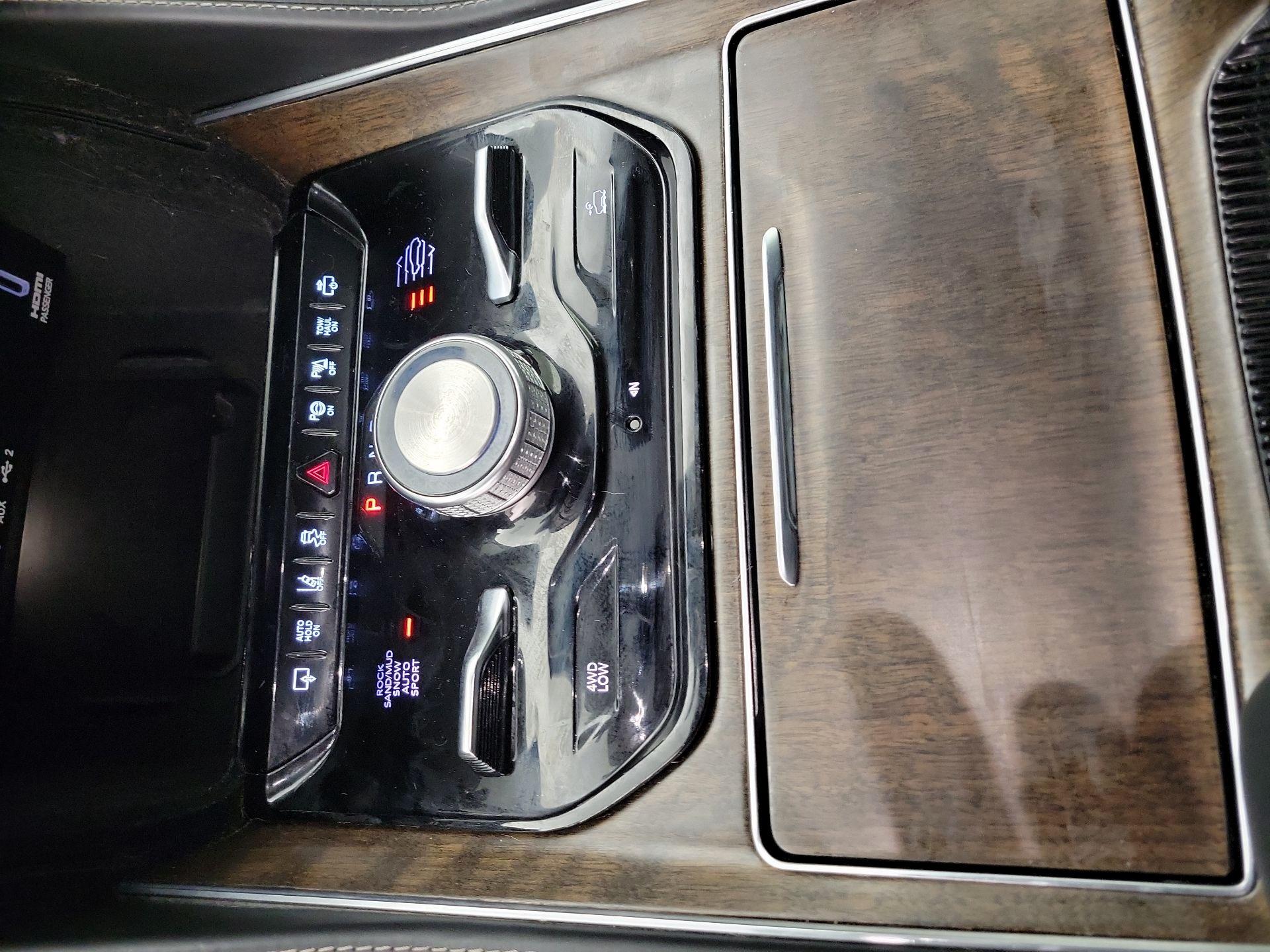 Thumbnail: 2022 Jeep Grand Wagoneer - 17