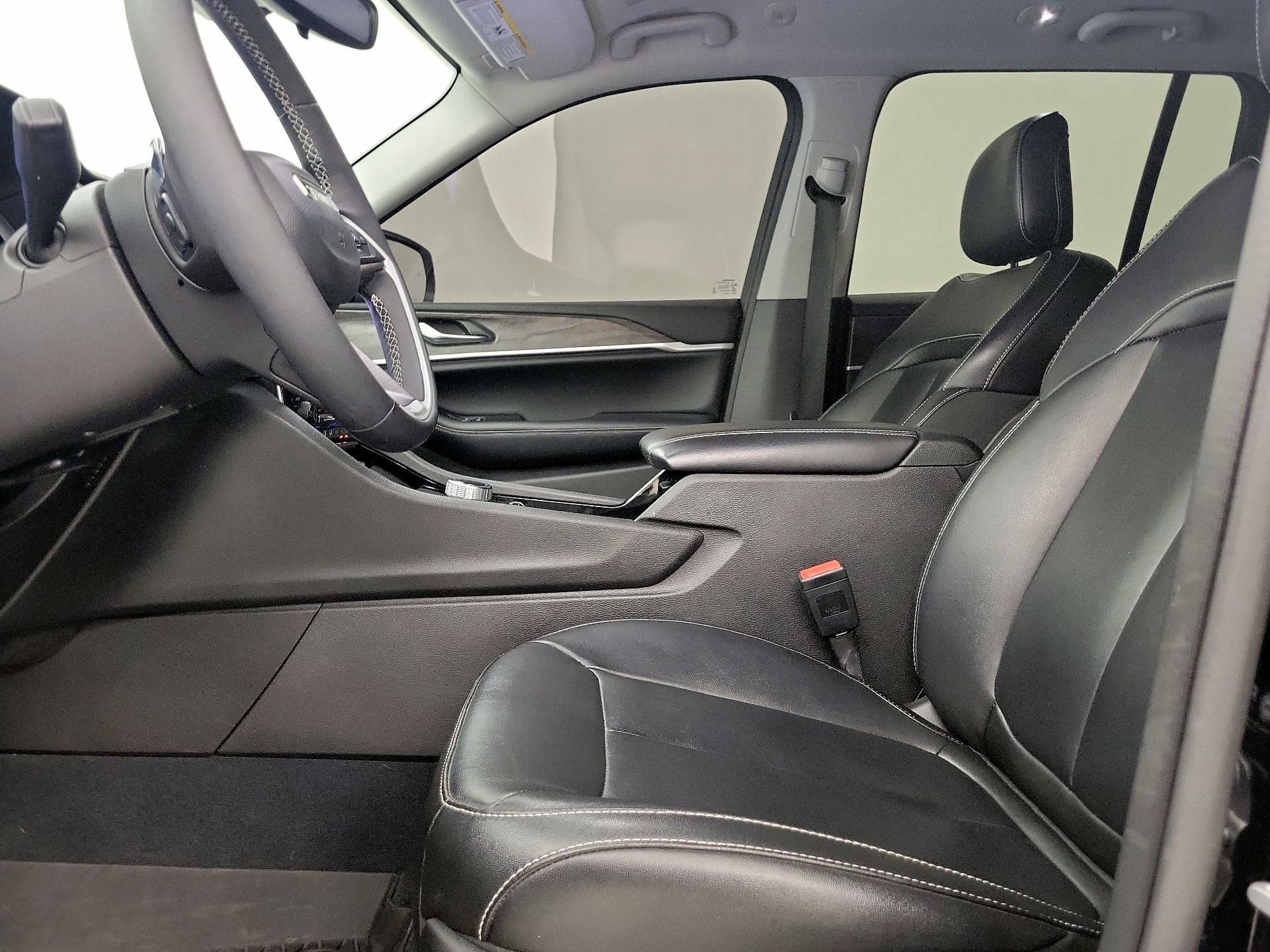 Thumbnail: 2023 Jeep Grand Cherokee - 11