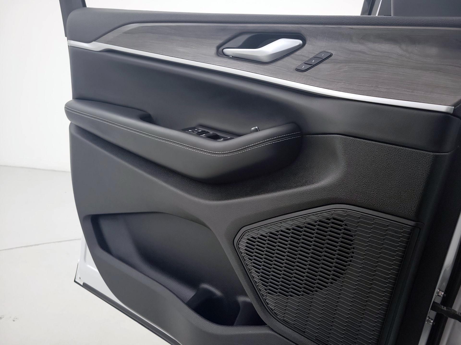 Thumbnail: 2023 Jeep Grand Cherokee - 12