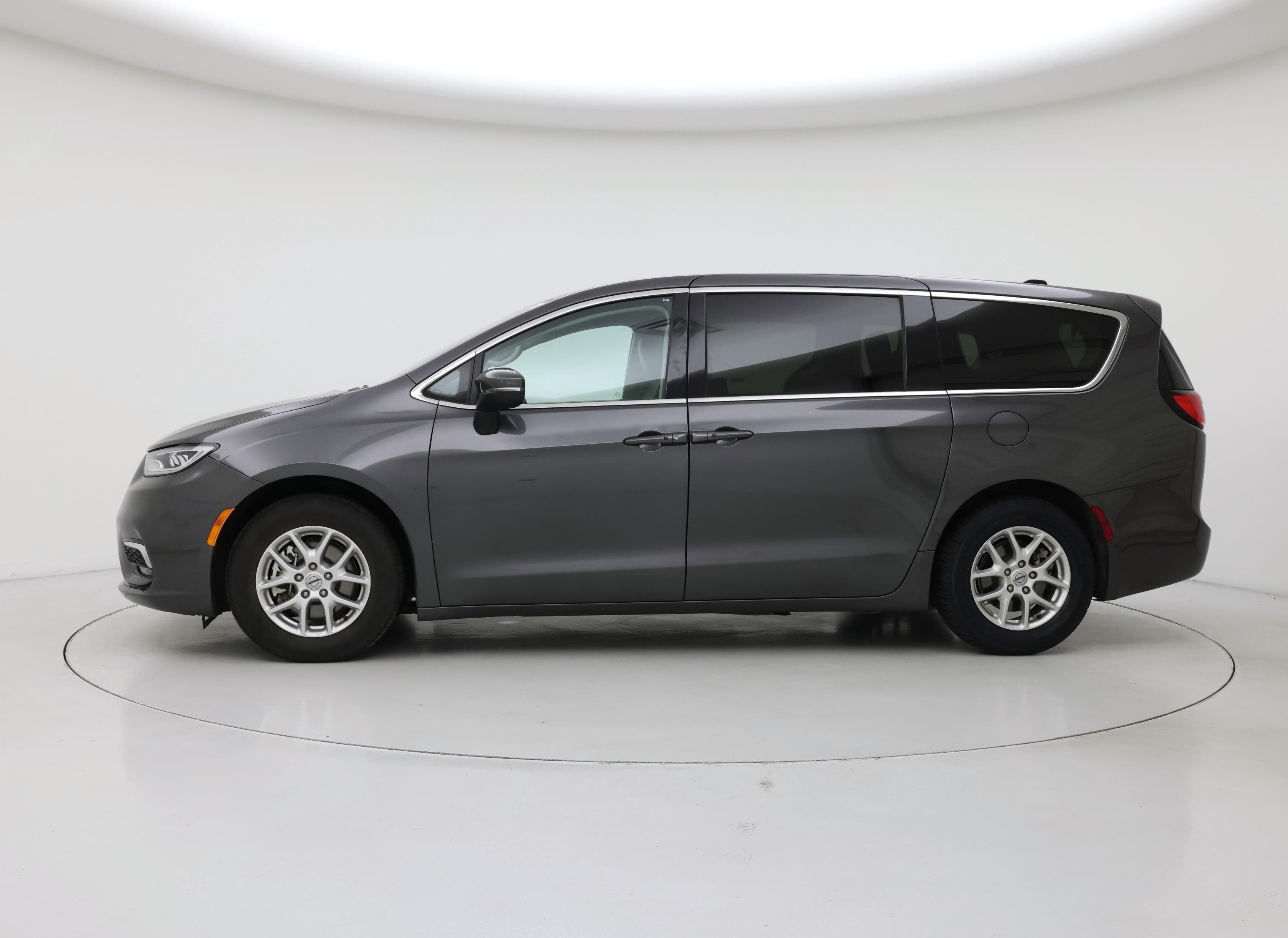Thumbnail: 2023 Chrysler Pacifica - 3