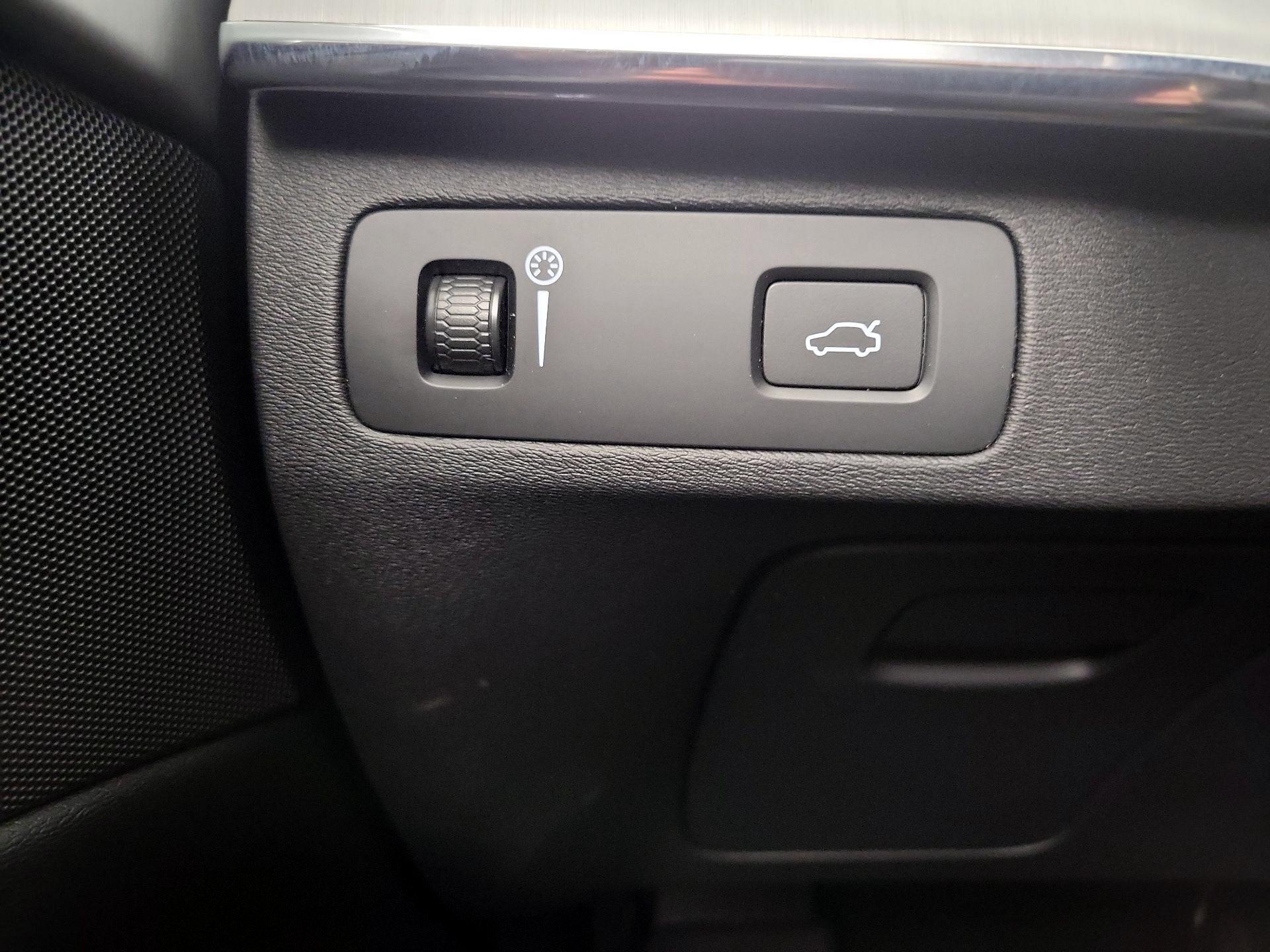 Thumbnail: 2022 Volvo XC90 - 13