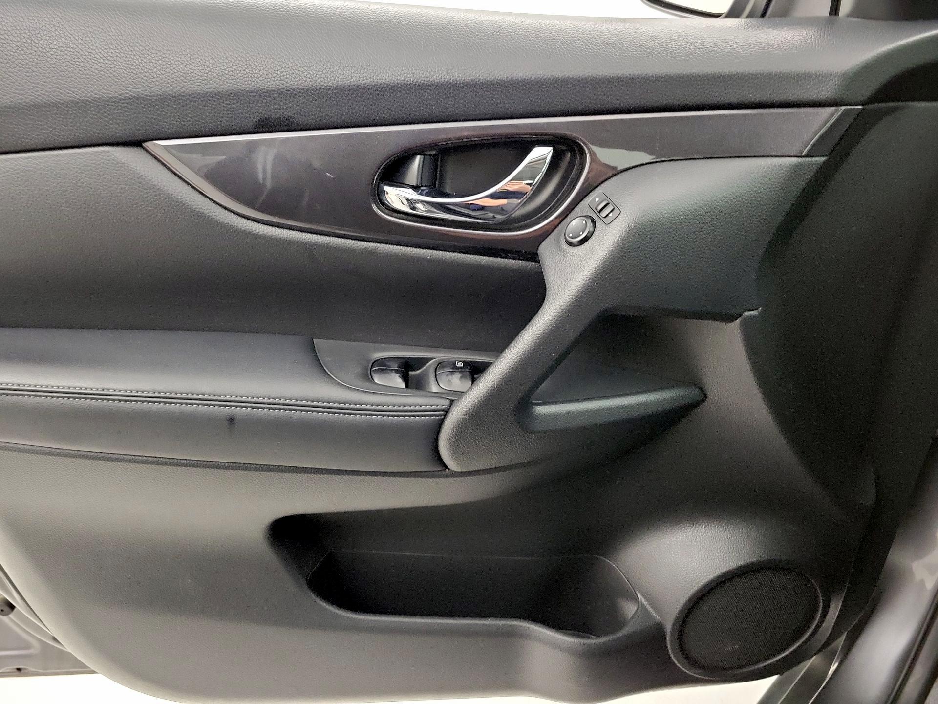 Thumbnail: 2017 Nissan Rogue - 12