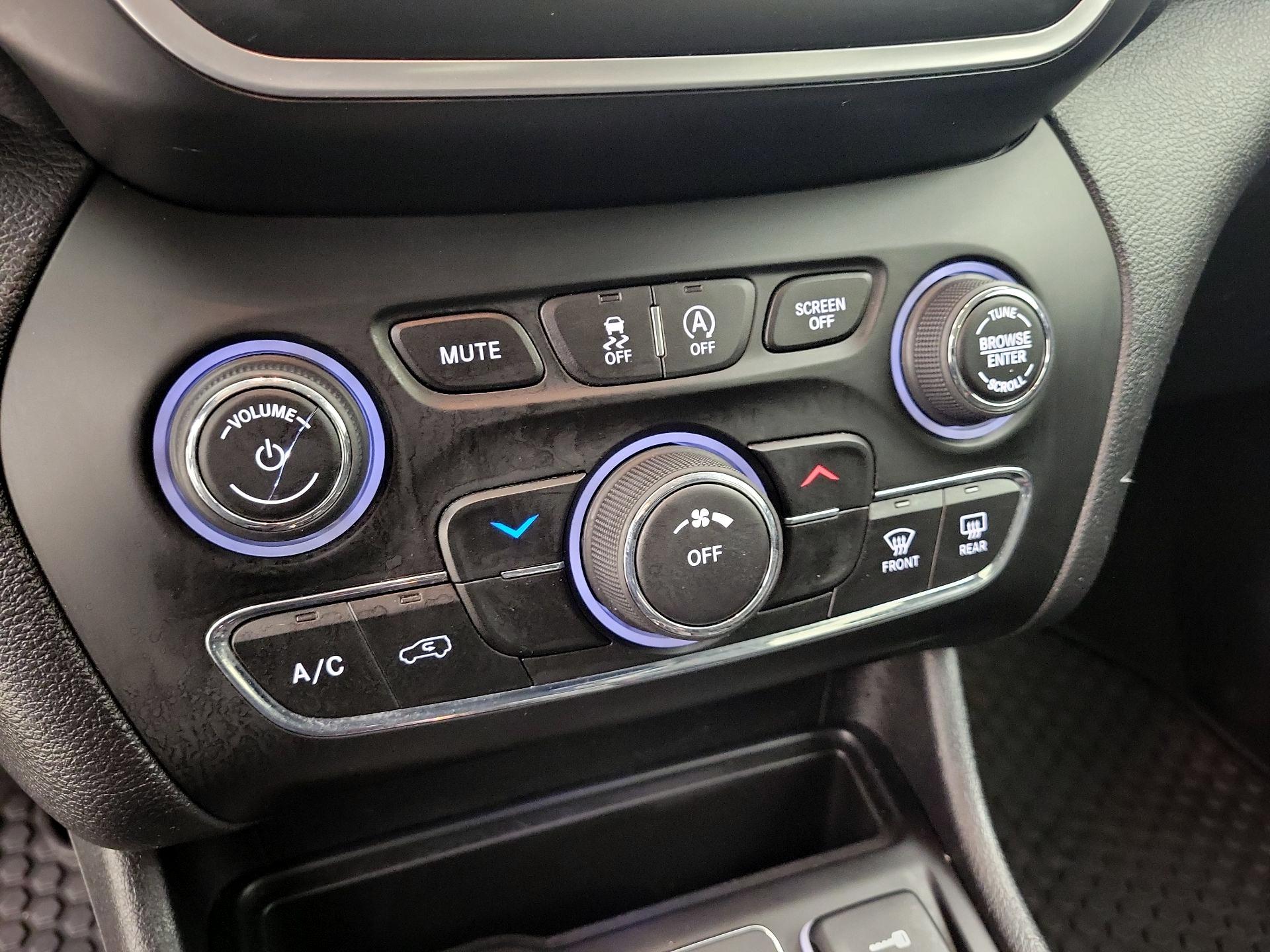 Thumbnail: 2019 Jeep Cherokee - 16