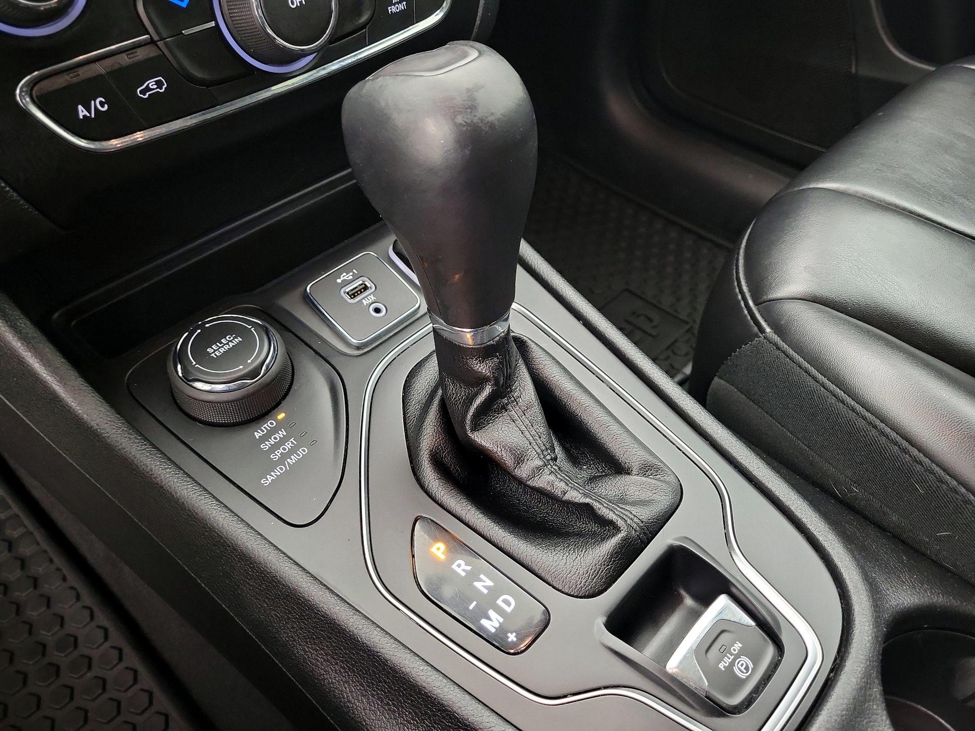 Thumbnail: 2019 Jeep Cherokee - 17