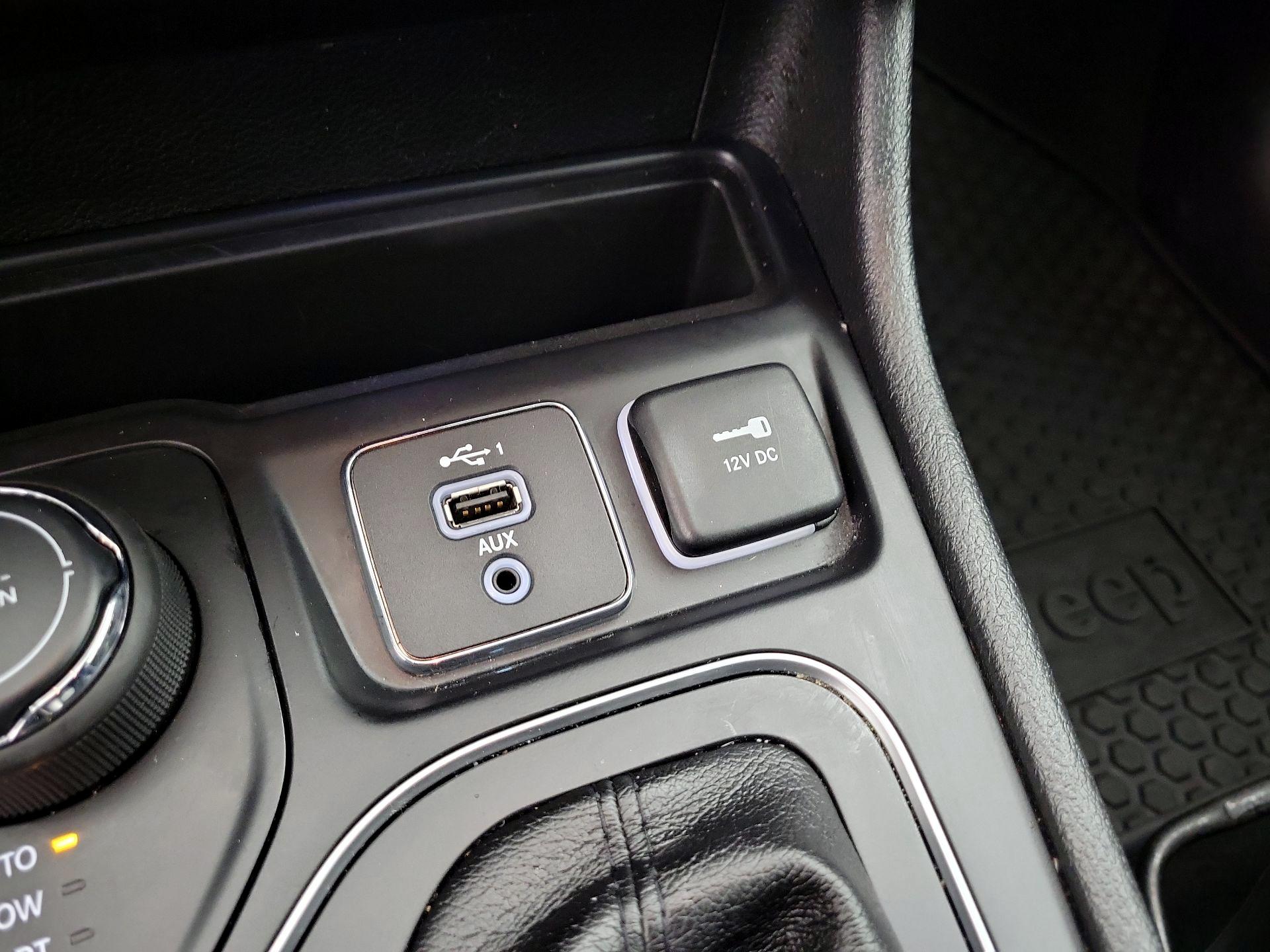 Thumbnail: 2019 Jeep Cherokee - 18