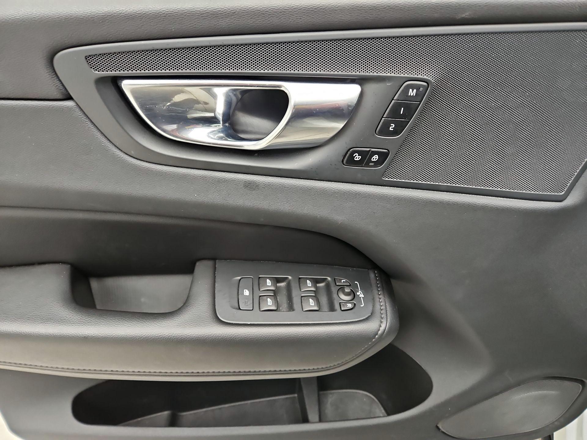 Thumbnail: 2023 Volvo XC60 - 10