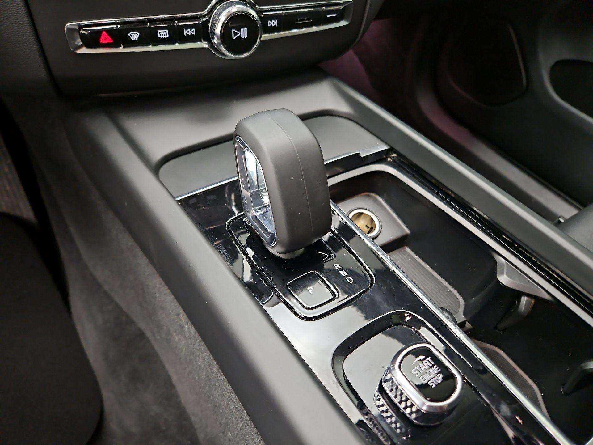 Thumbnail: 2023 Volvo XC60 - 16