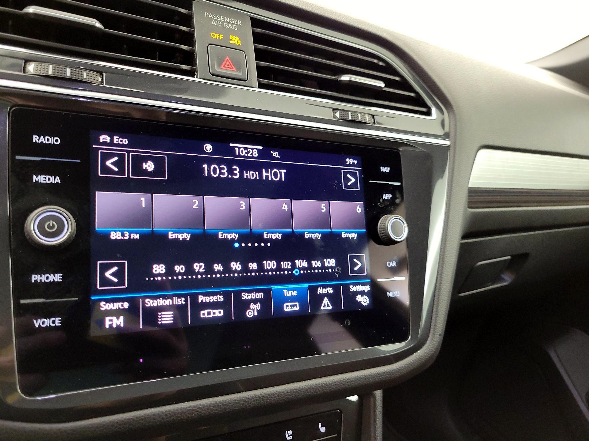 Thumbnail: 2022 Volkswagen Tiguan - 16