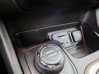 USB/AUX Ports