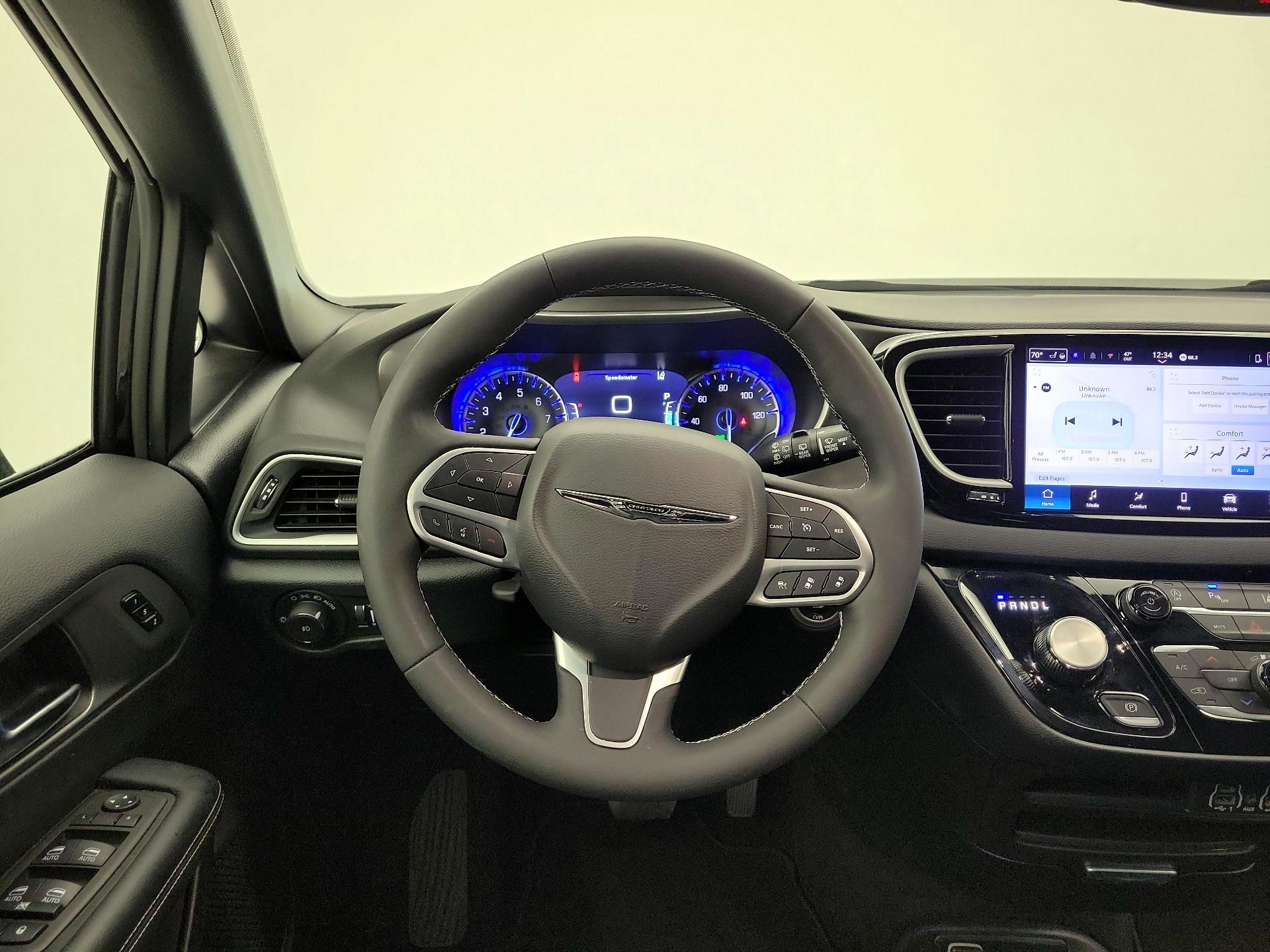 Thumbnail: 2025 Chrysler Pacifica - 10